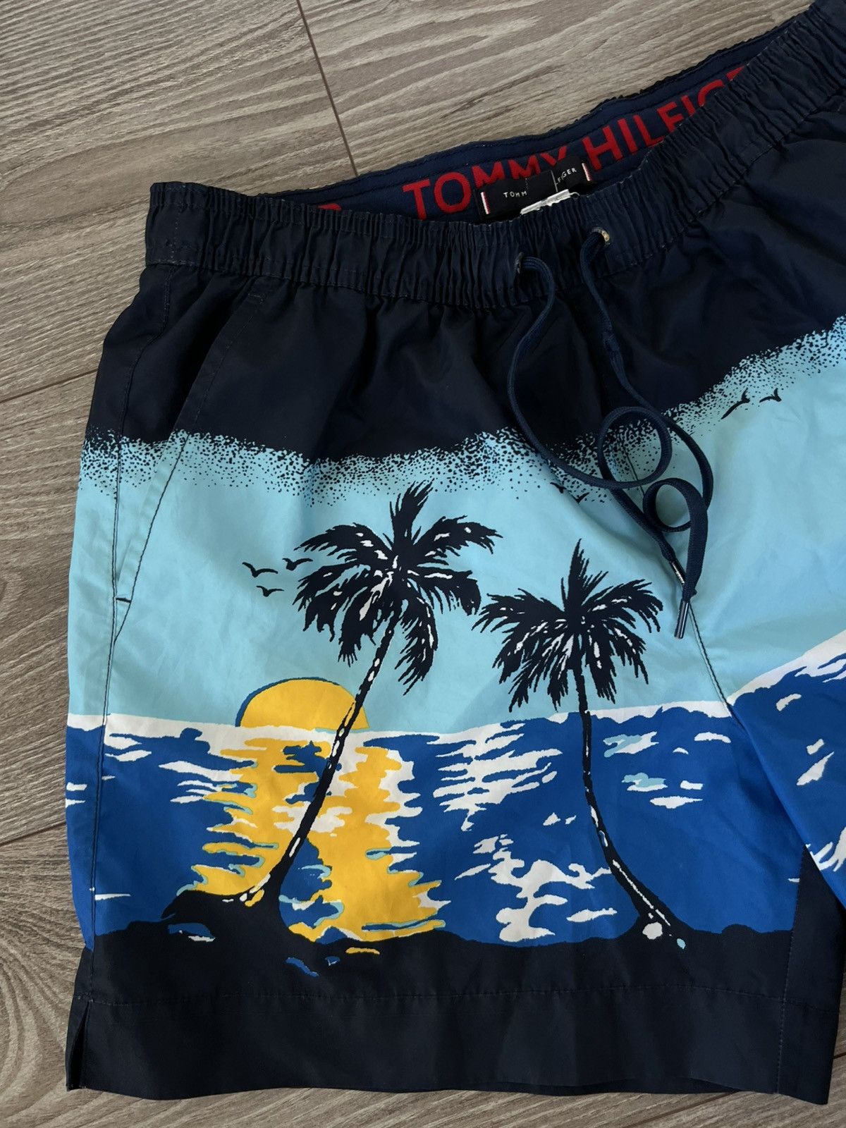 Tommy Hilfiger Tommy Hilfiger Overprinted Bahama Beach Swimming Shorts Size US 30 / EU 46 - 11 Thumbnail