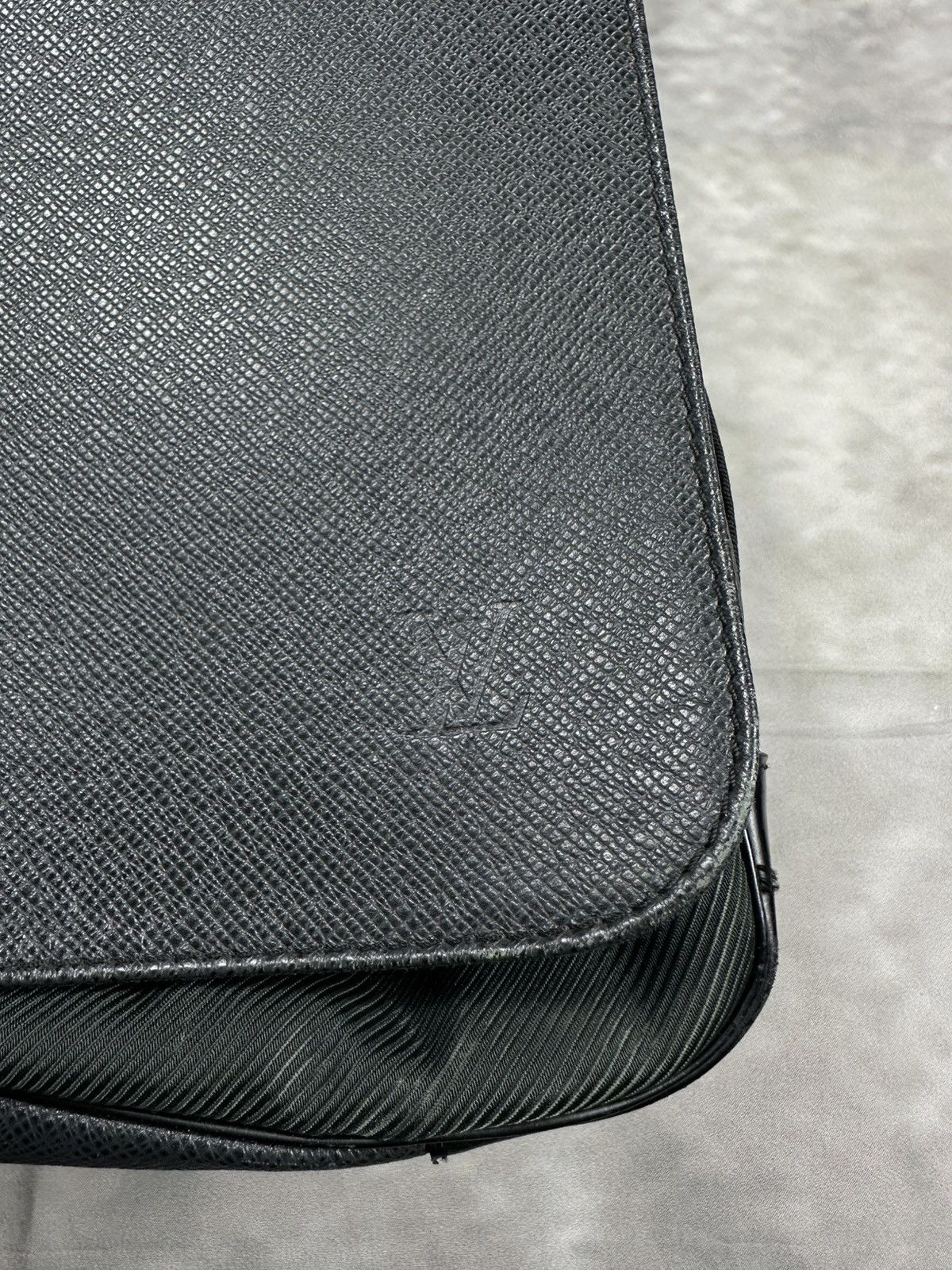 Louis Vuitton Louis Vuitton shoulder bag taiga viktor messenger Size ONE SIZE - 3 Thumbnail