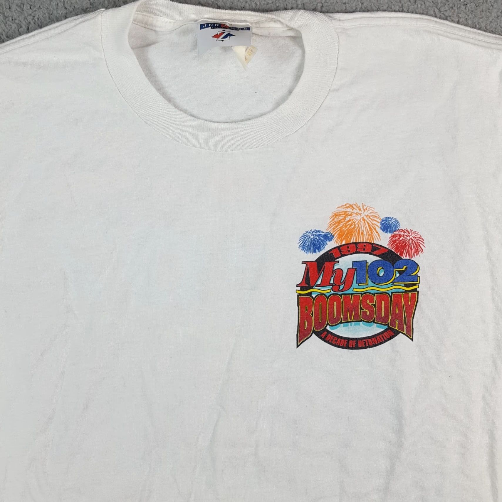 Jerzees VINTAGE Doomsday Parody Firework Mens T-Shirt XL White 90s 4th Of July Party Jerzees Shirt Boys? Size US XL / EU 56 / 4 - 3 Thumbnail