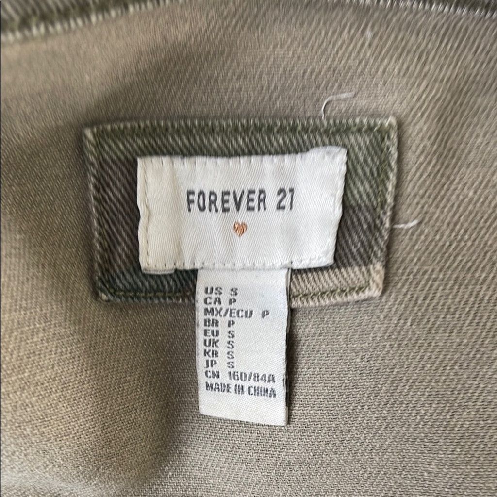 Forever 21 Forever 21 Camouflage Button-Up jeans Shirt-Jacket size S Size XS / US 0-2 / IT 36-38 - 3 Thumbnail