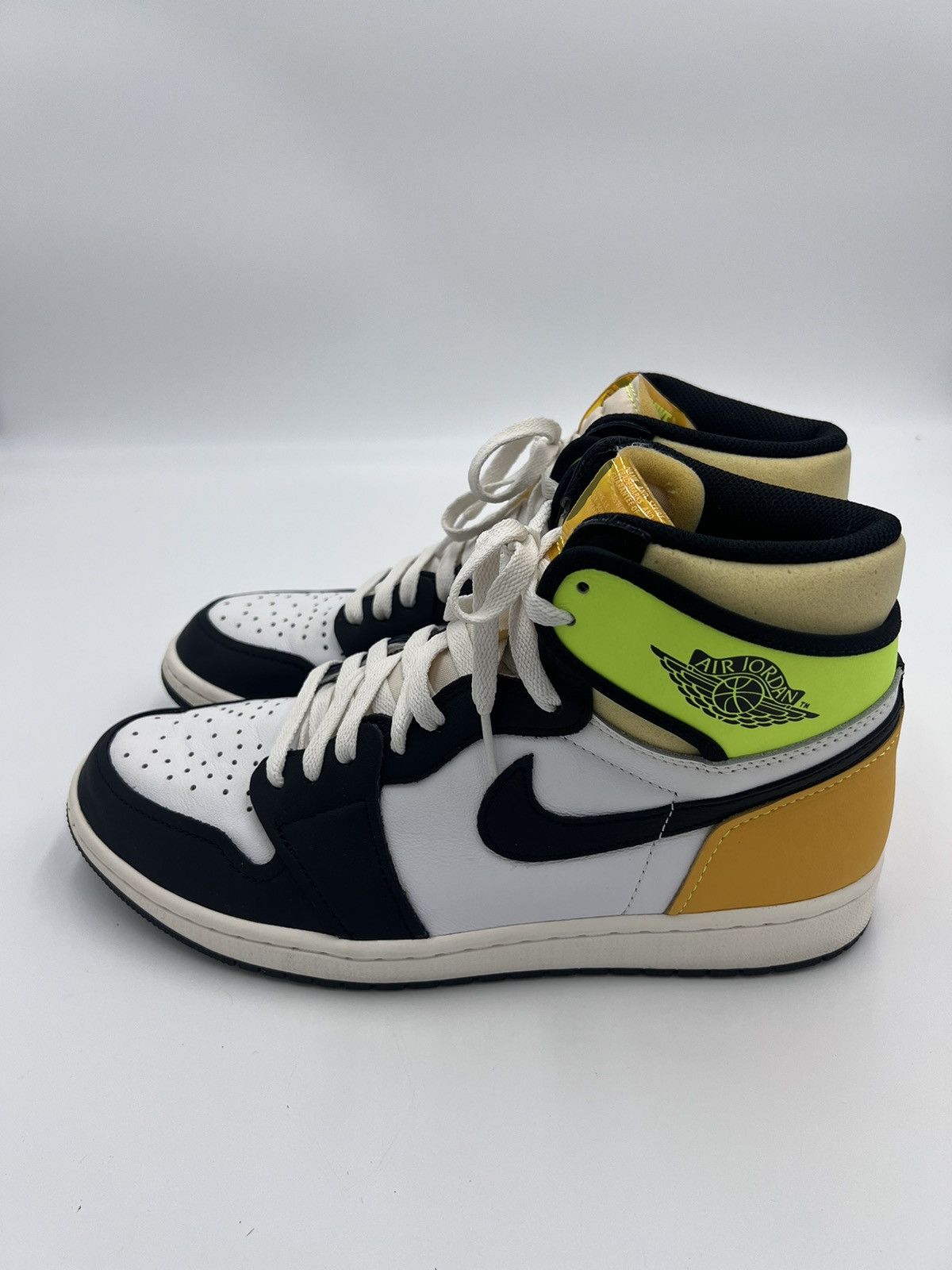 Jordan Brand Jordan 1 Retro High Volt/University Gold Size US 10 / EU 43 - 3 Thumbnail