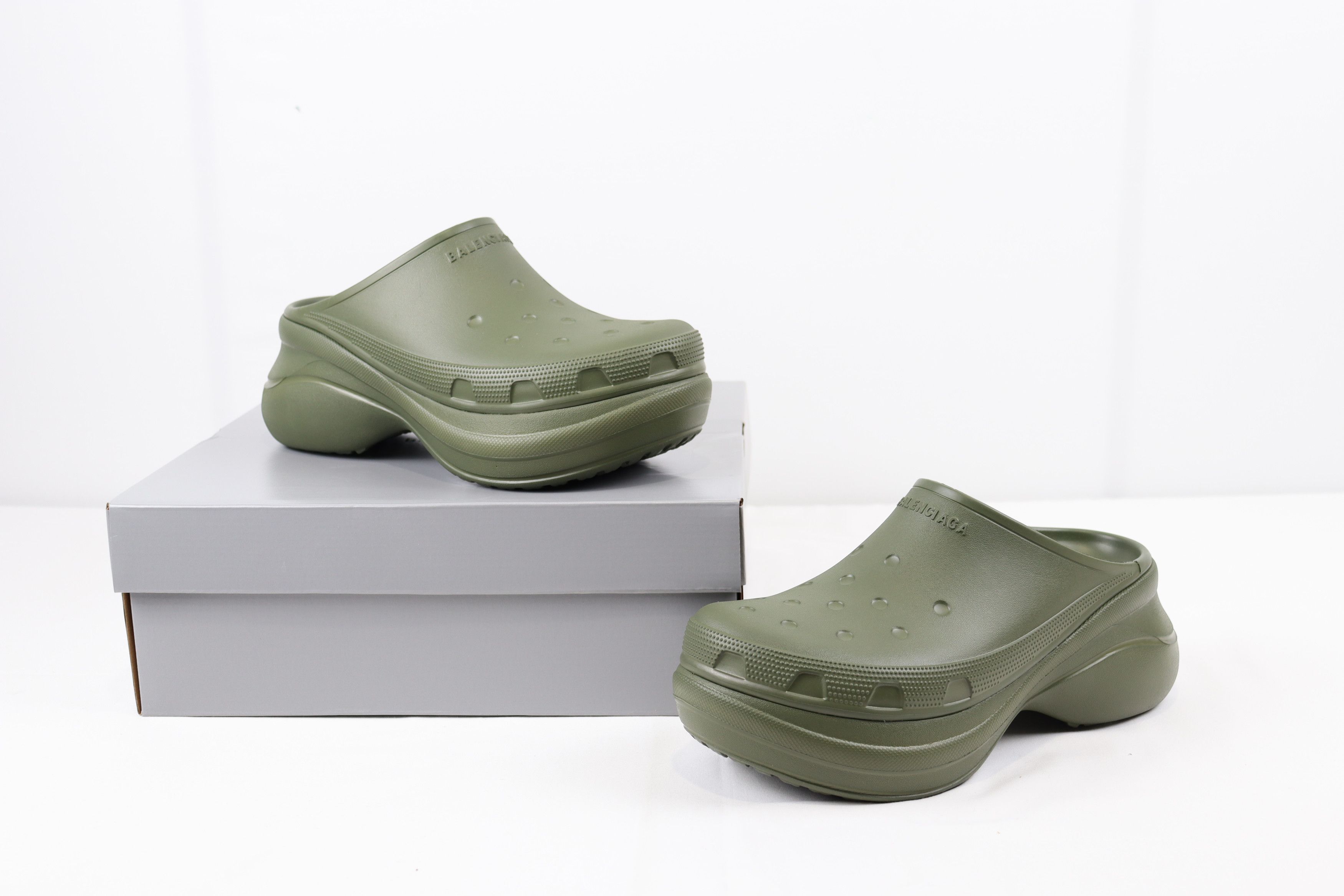 Balenciaga × Crocs o1rshd1 Crocs Mule / Slip On Clogs in Kaki / Khaki Size US 11 / EU 44 - 1 Thumbnail