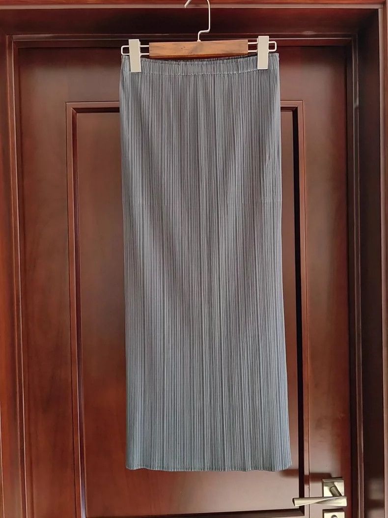 Issey Miyake Issey Miyake size:one size A dark grey pleated skirt Size 23" - 2 Thumbnail
