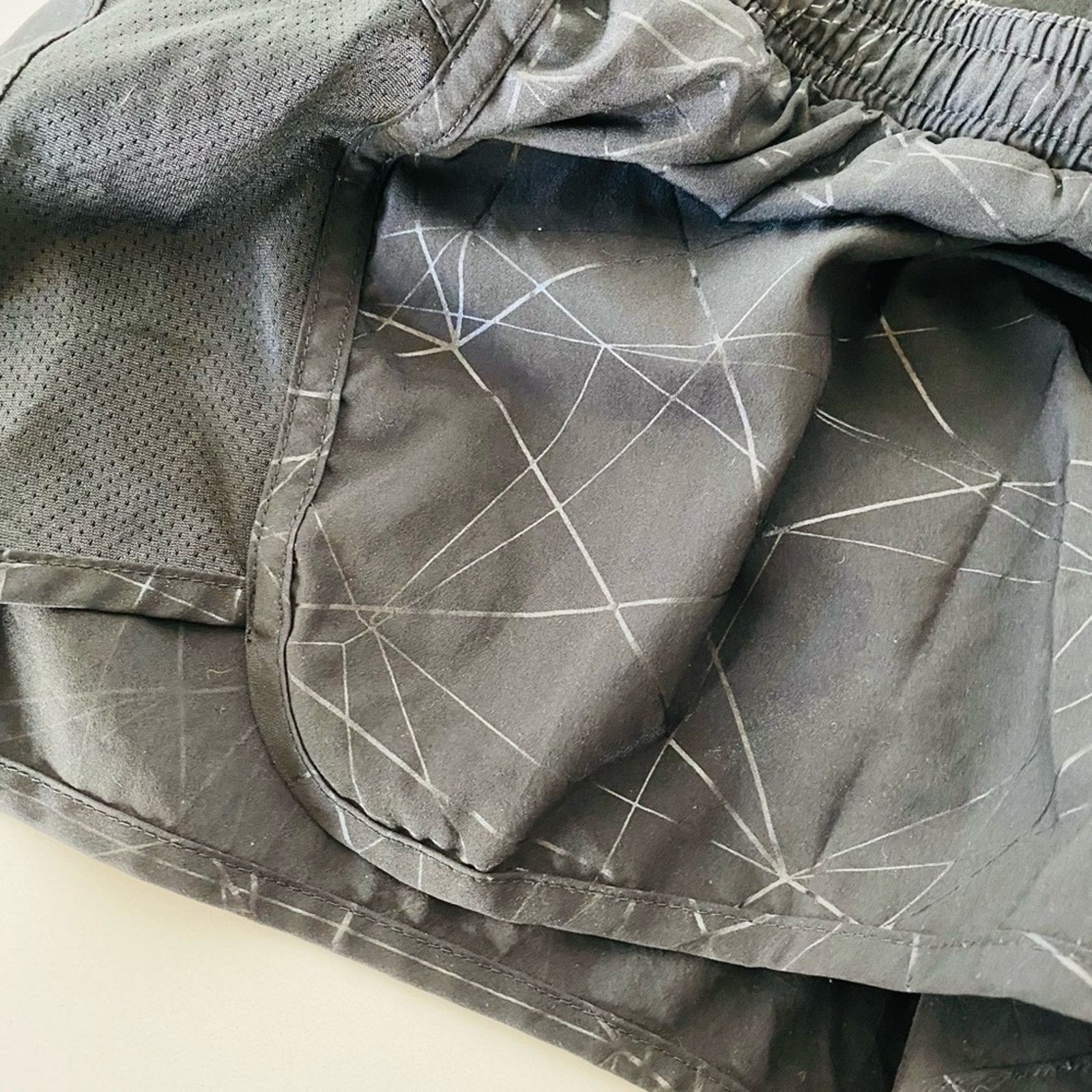 Old Navy OLD NAVY ACTIVE Black White Abstract Geometric Print Shorts Size 27" / US 4 / IT 40 - 3 Thumbnail