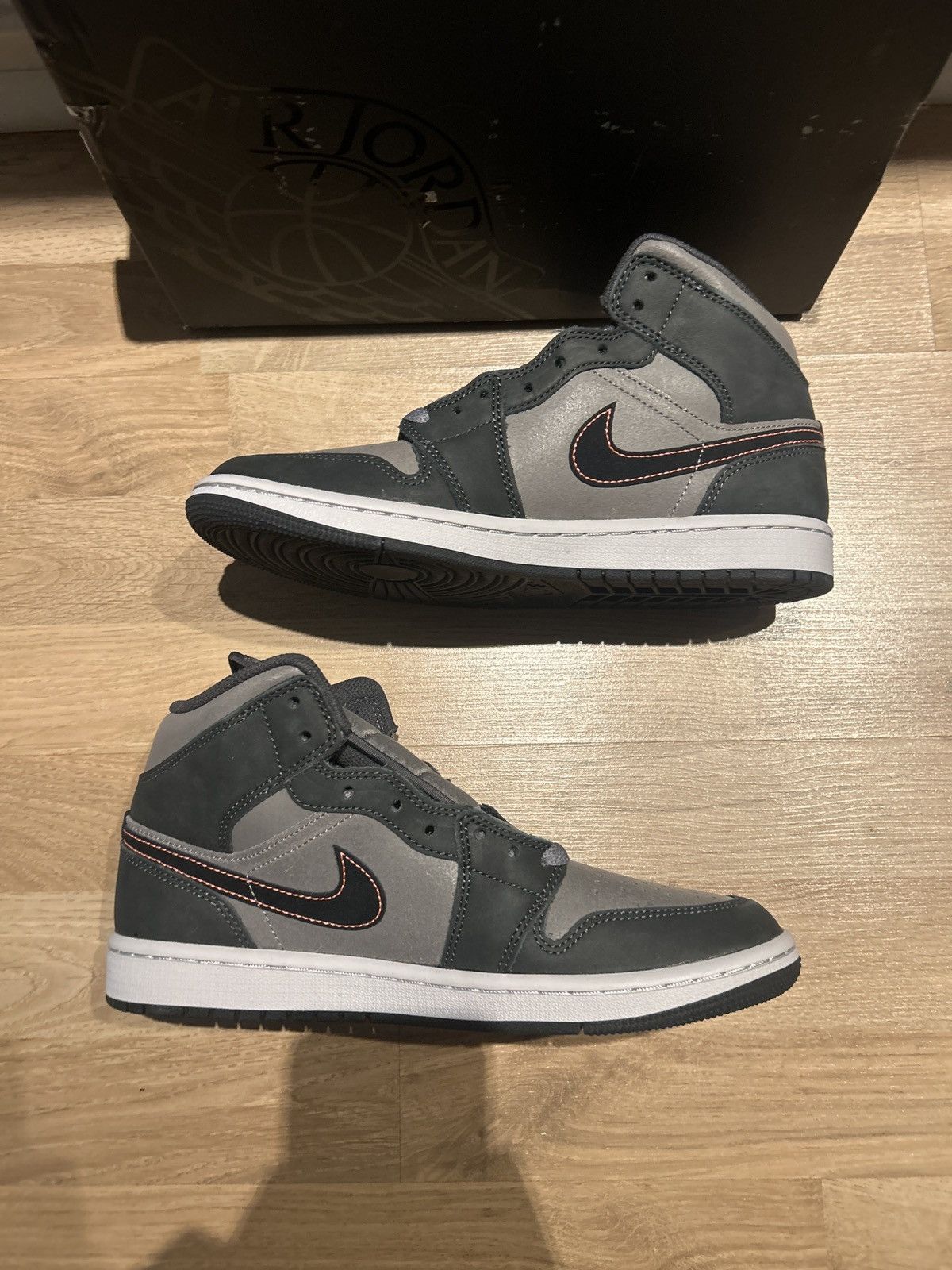 Jordan Brand Jordan 1 Mid SE Night Stadium Size US 7.5 / EU 40-41 - 2 Thumbnail