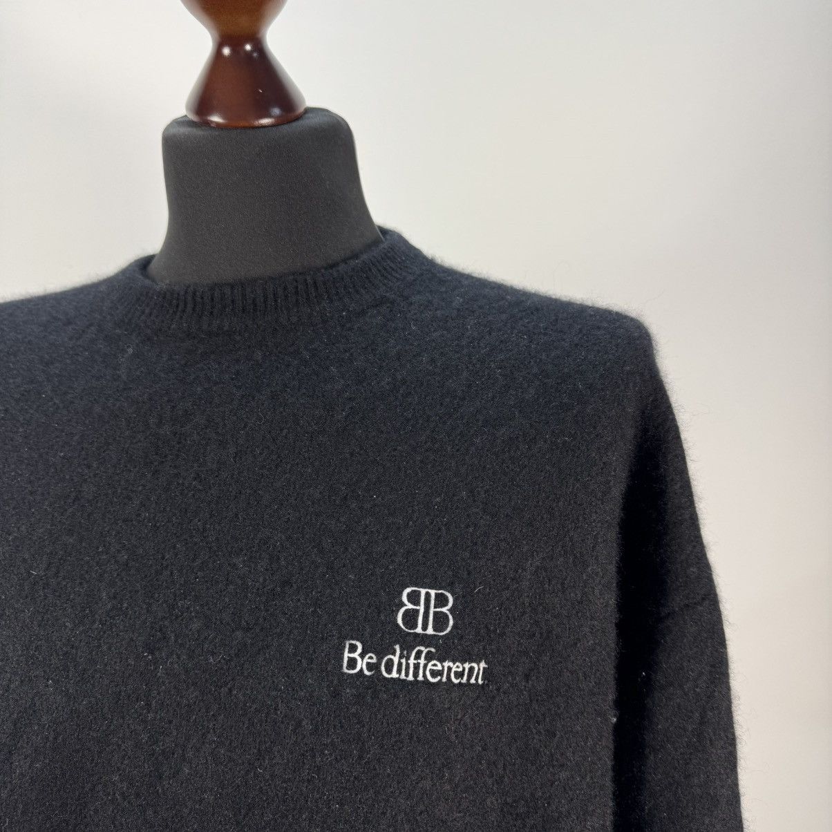 Balenciaga authentic BALENCIAGA “ Be different “ cashmere sweater black Size US XL / EU 56 / 4 - 8 Thumbnail