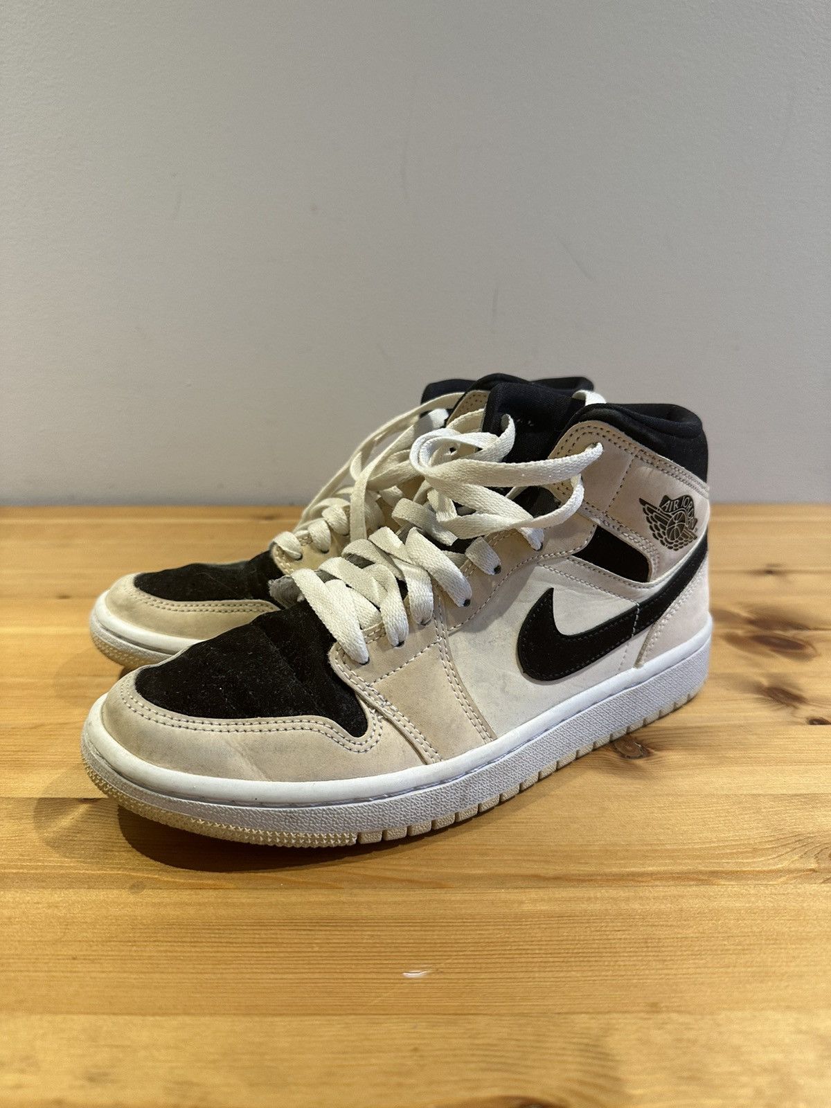 Jordan Brand × Nike Wmns Air Jordan 1 Mid 'Barely Orange' (Size 7.5) Size US 7.5 / IT 37.5 - 1 Thumbnail