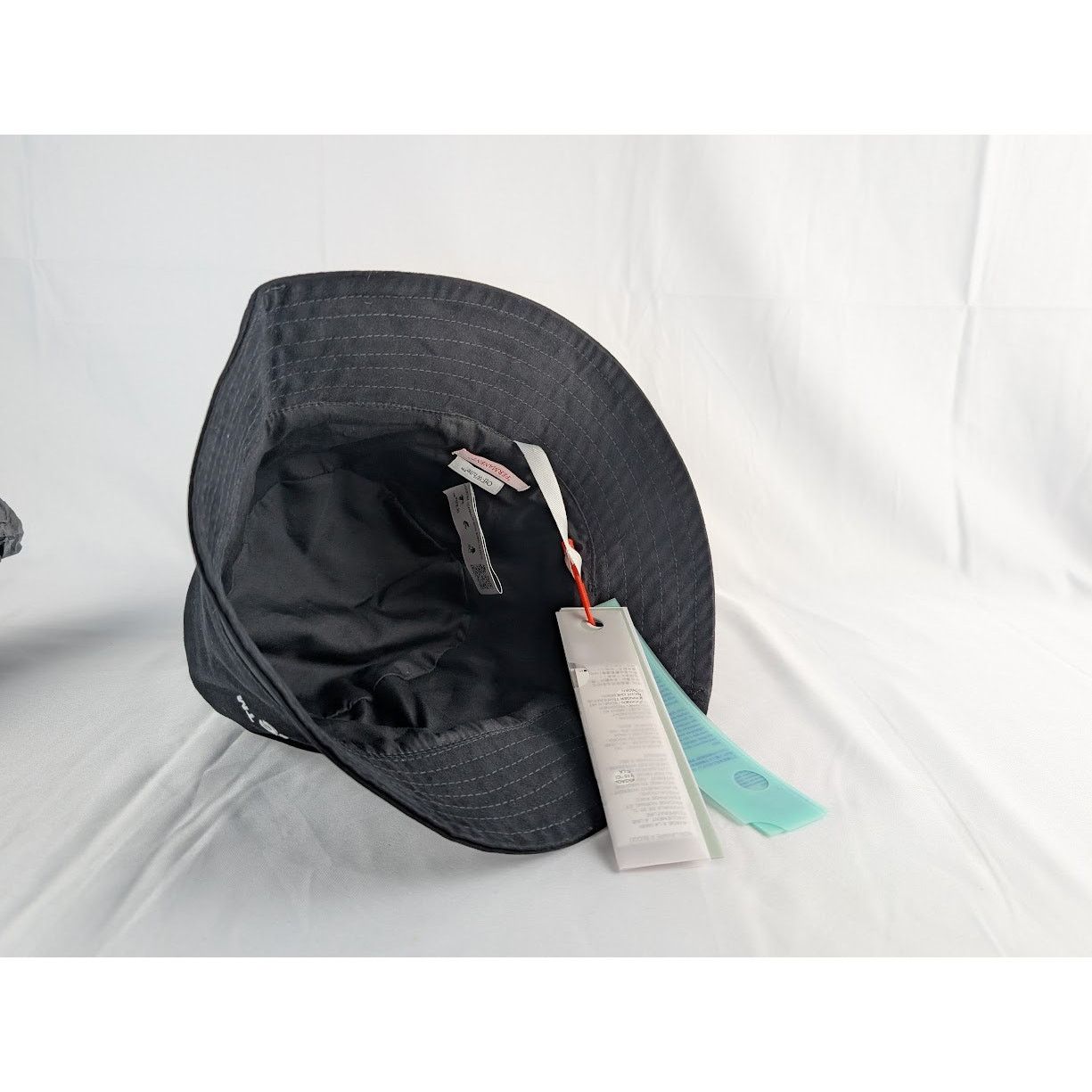 Off-White o1rshd1 Size : OS / Helvetica Bucket Hat in Black / White Size ONE SIZE - 5 Thumbnail