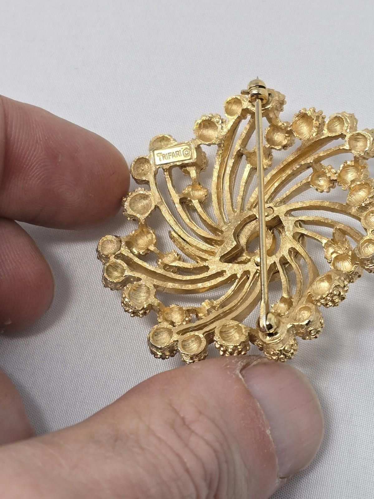 Other Vintage Trifari Goldtone Swirl Pin with Beaded Ball Edges Size ONE SIZE - 3 Thumbnail
