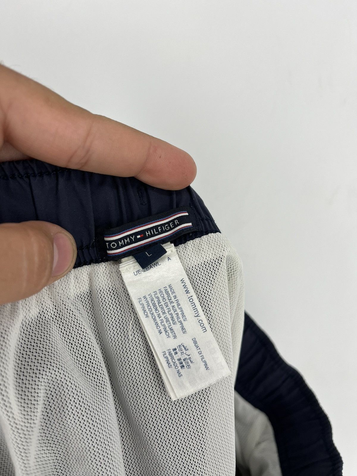 Tommy Hilfiger × Vintage 90s Vintage Tommy Hilfiger Navy Nylon Big Logo Shorts Travis Size US 36 / EU 52 - 8 Thumbnail