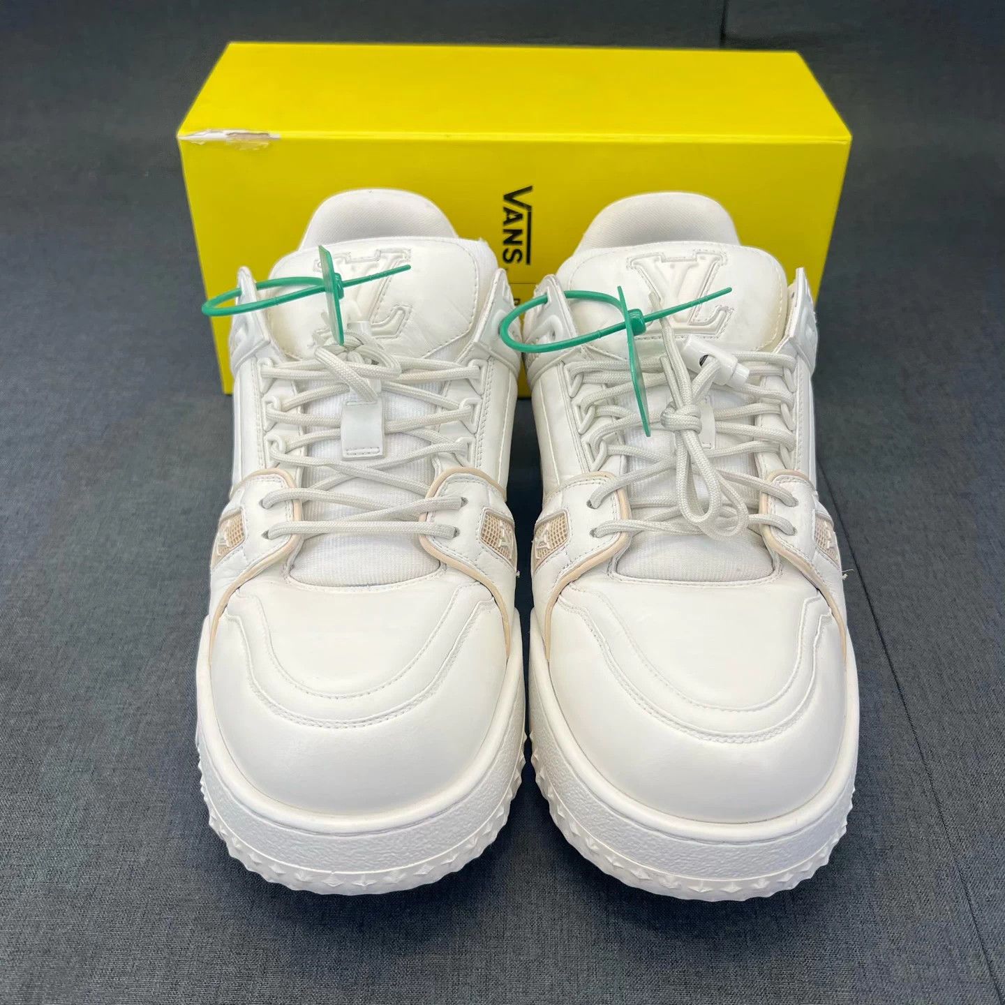Louis Vuitton LV maxi white 9 US new original box Size US 9 / EU 42 - 6 Thumbnail