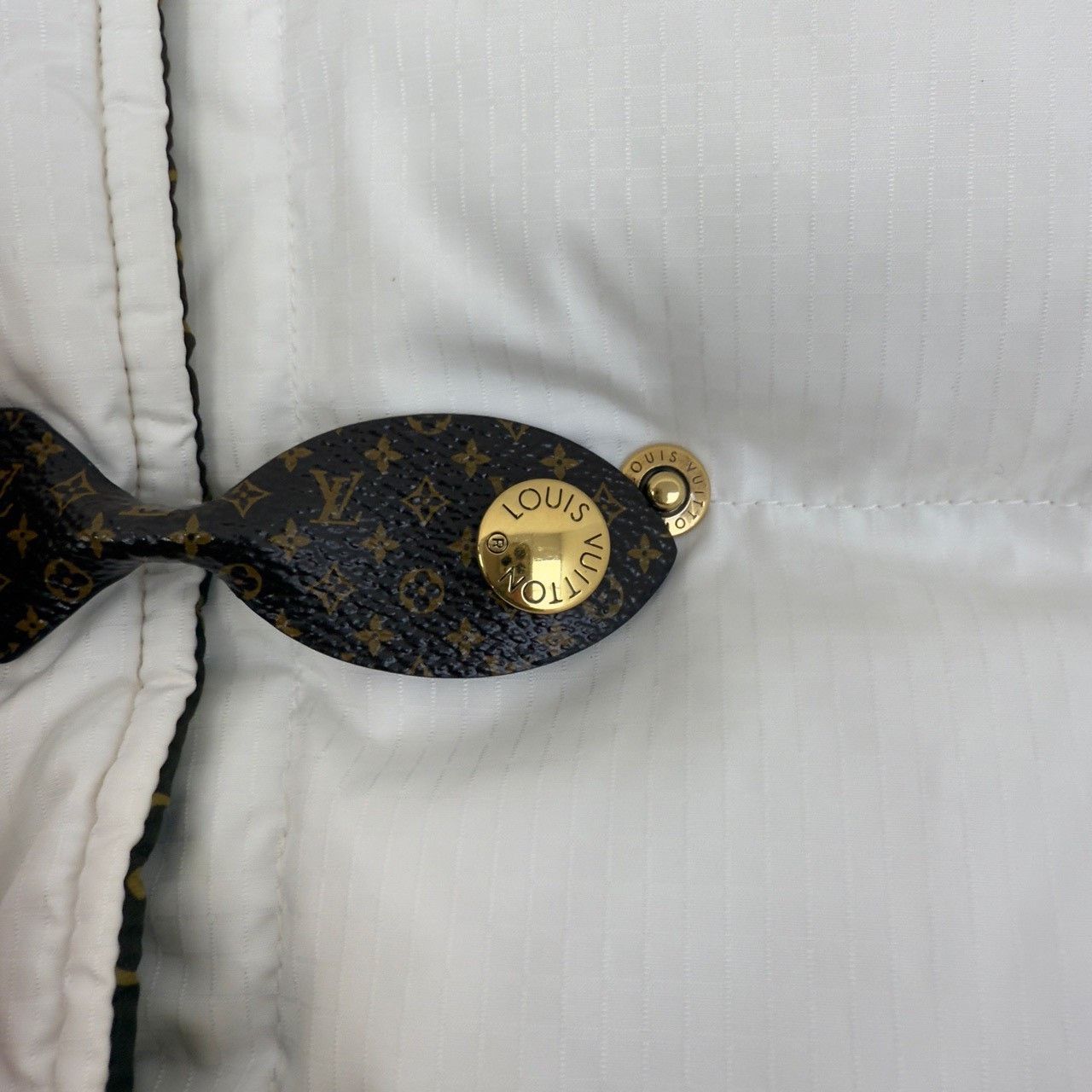 Louis Vuitton Louis Vuitton White down jacket with printed leather button Size US M / EU 48-50 / 2 - 7 Thumbnail