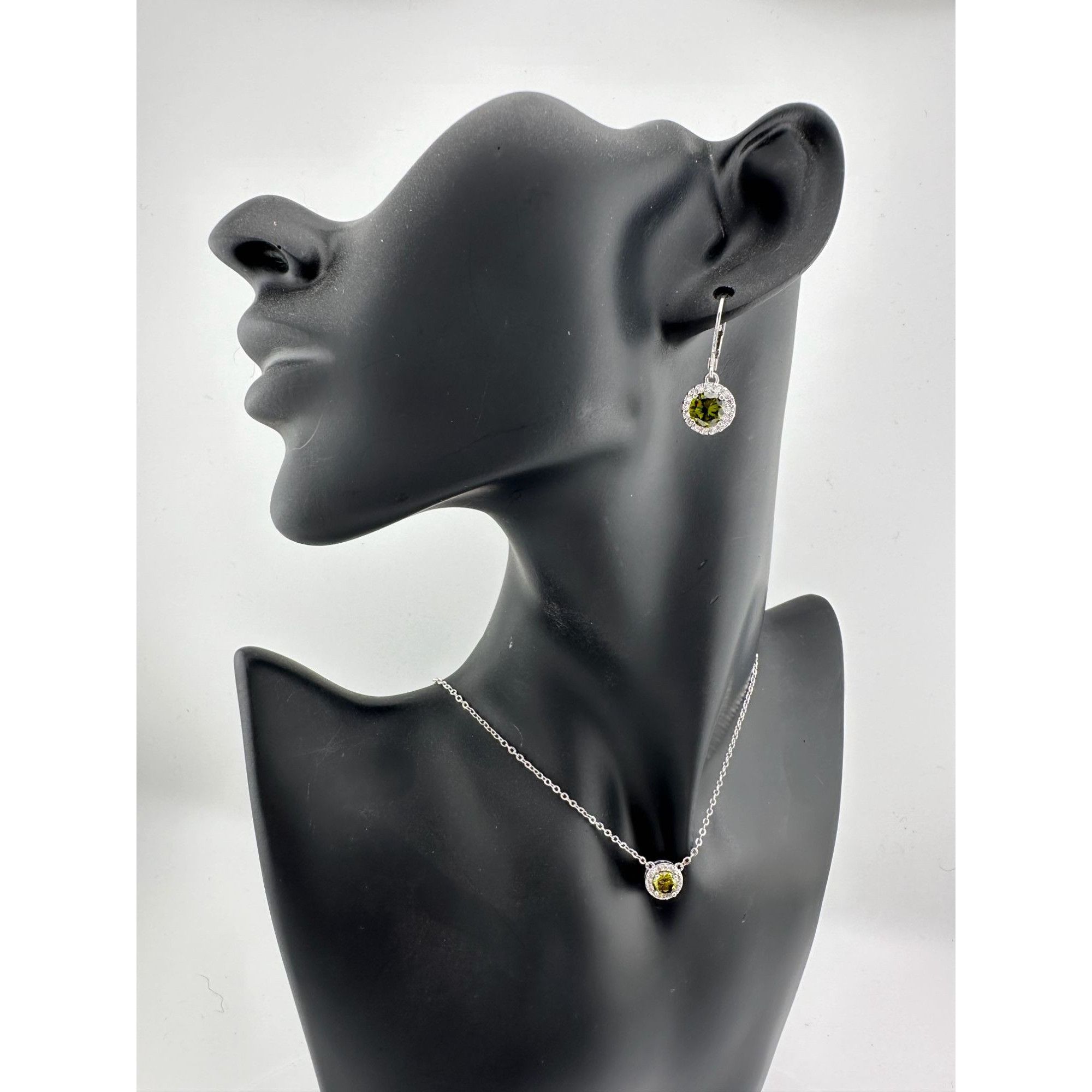 Other Beautiful Green Peridot & White Topaz Round Halo Necklace an Size ONE SIZE - 2 Thumbnail