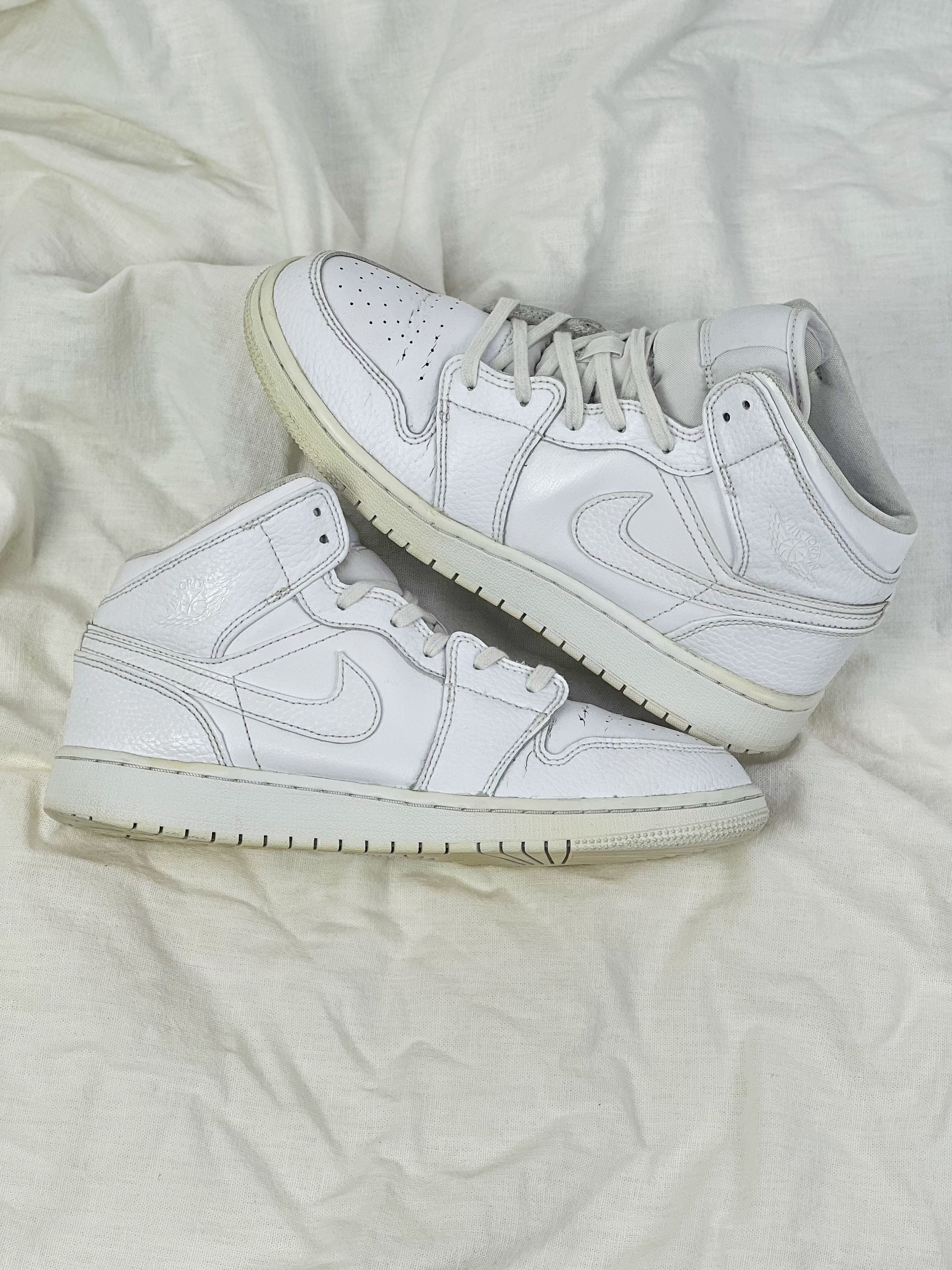 Jordan Brand Jordan 1 Retro Mid Triple White Size US 8 / IT 38 - 2 Thumbnail