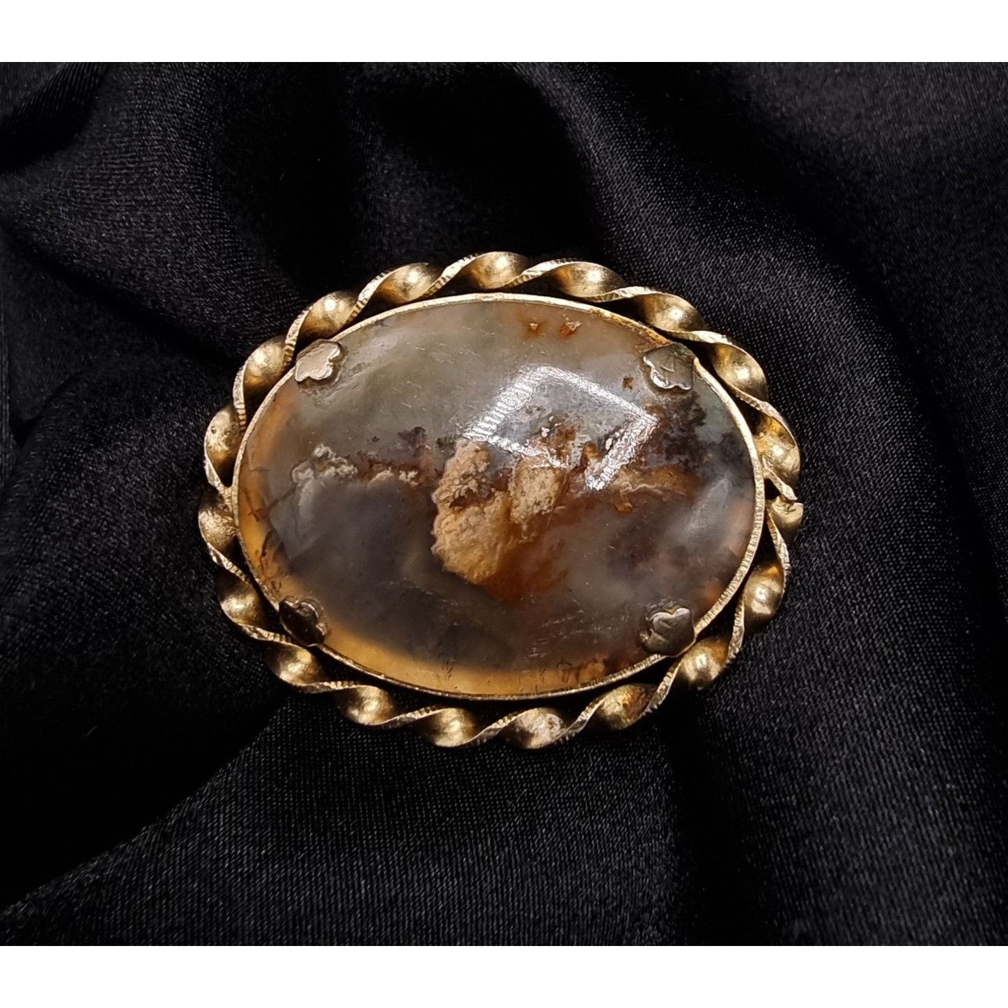 Vintage Rare Find Vintage 1930s-1940s Oval Gold Tone Brooch With Aga Size ONE SIZE - 1 Thumbnail