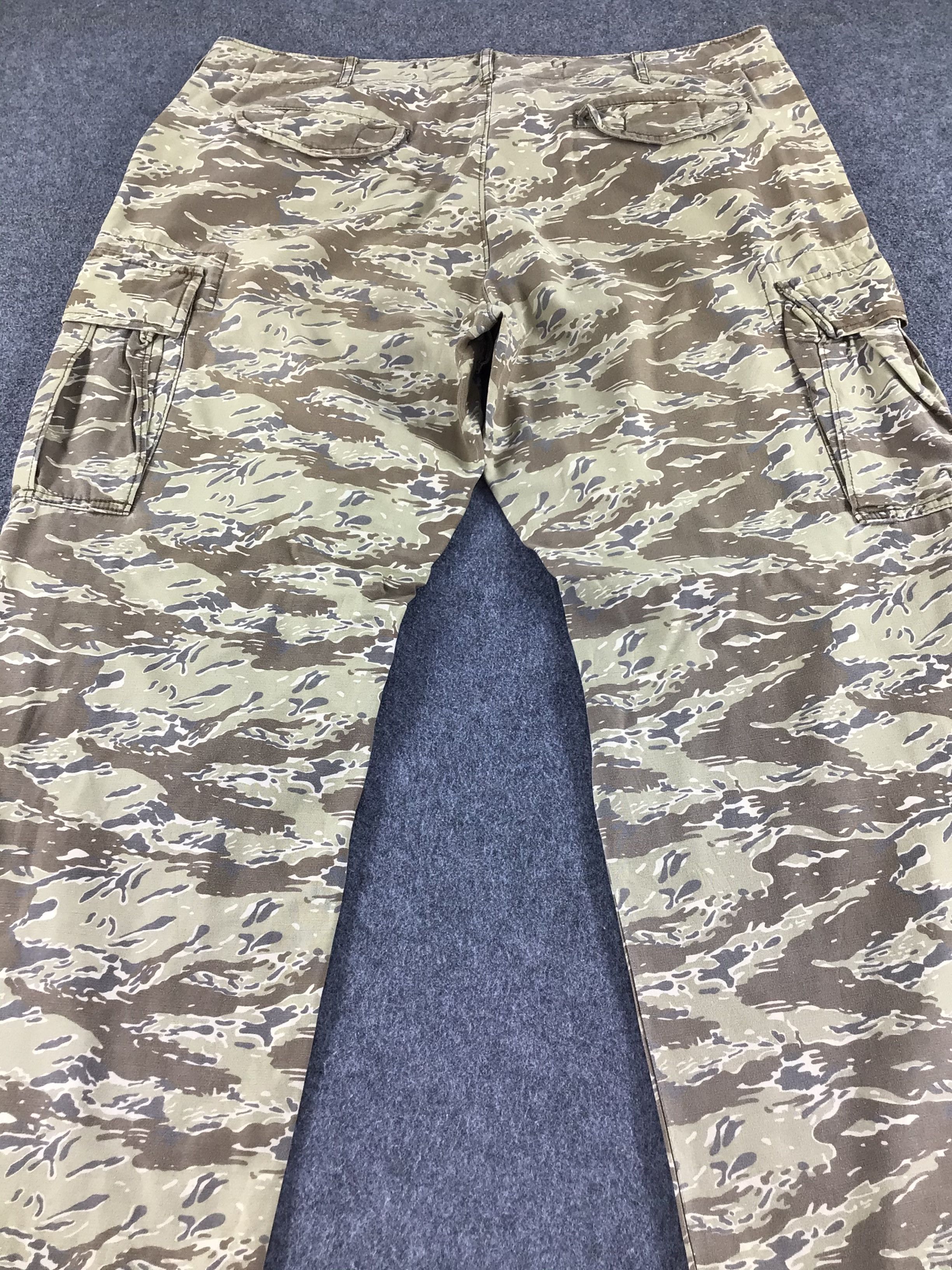 Uniqlo Uniqlo Camo Multi Pocket Cargo Pant-J142 Size US 38 / EU 54 - 4 Thumbnail