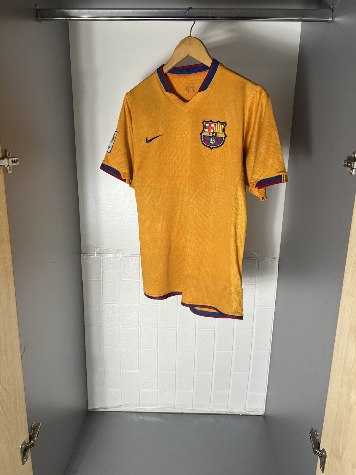 Nike VINTAGE NIKE FC BARCELONA SPAIN SOCCER JERSEY RETRO Y2K 90s Size US S / EU 44-46 / 1 - 3 Thumbnail