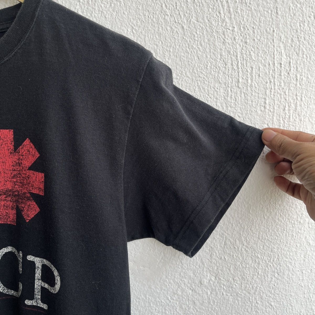 Band Tees VINTAGE 2007 RED HOT CHILI PEPPERS ICONIC LOGO TSHIRT Size US S / EU 44-46 / 1 - 8 Thumbnail