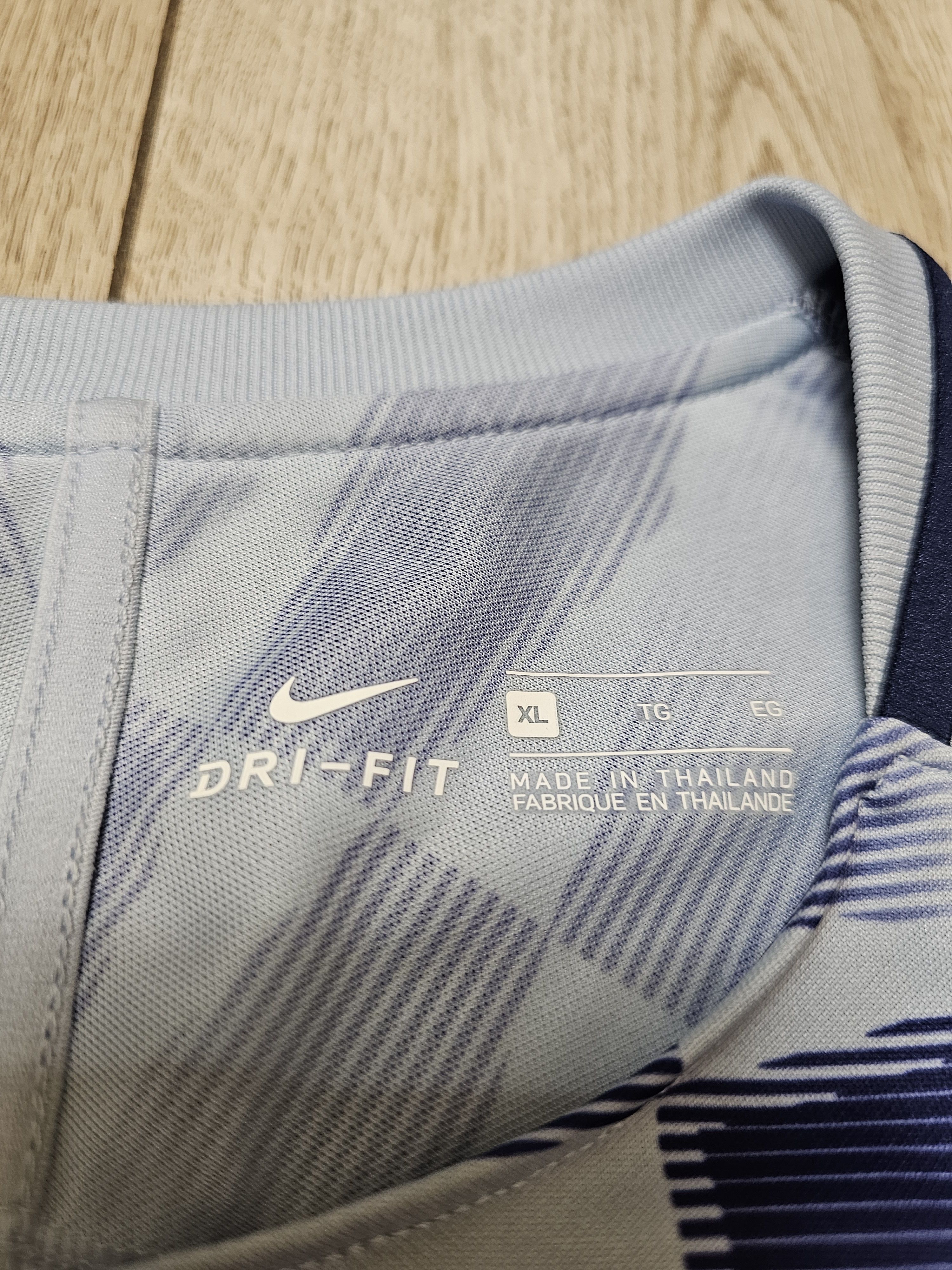 Nike TOTTENHAM HOTSPUR 2017 2018 TRAINING FOOTBALL SOCCER JERSEY Size US XL / EU 56 / 4 - 7 Thumbnail
