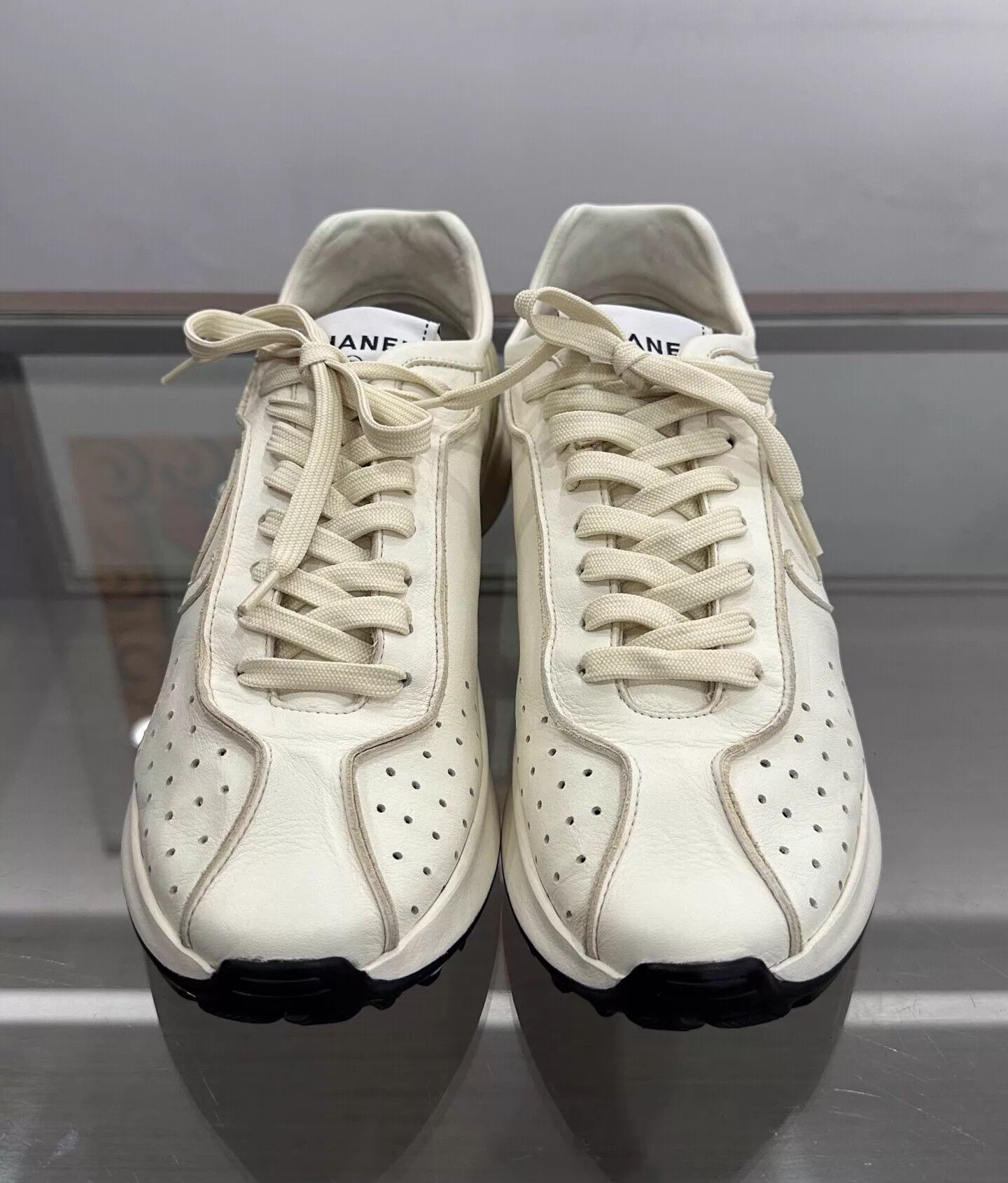 Chanel Chanel Men White Sneaker 42 Side Embossed CC Logo Size US 9 / EU 42 - 3 Thumbnail