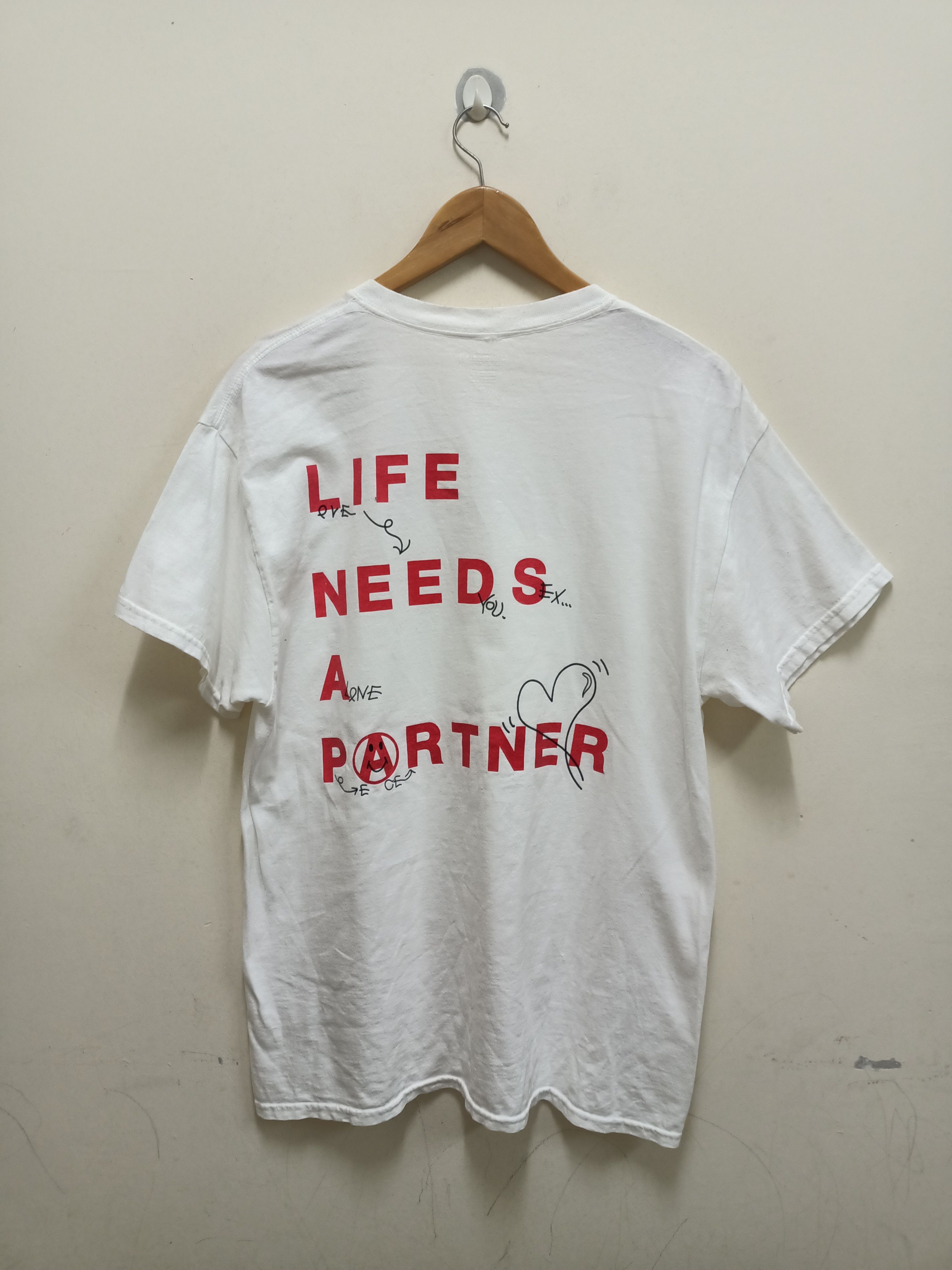 Band Tees Courtney Love Kurt Cobain Life Needs A Partner t-shirt Size US L / EU 52-54 / 3 - 4 Thumbnail