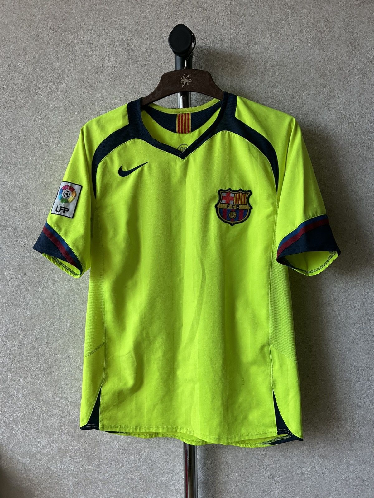 Nike Nike Barcelona 2005/06 Away Soccer Jersey Y2K Blokecore Size US S / EU 44-46 / 1 - 1 Thumbnail