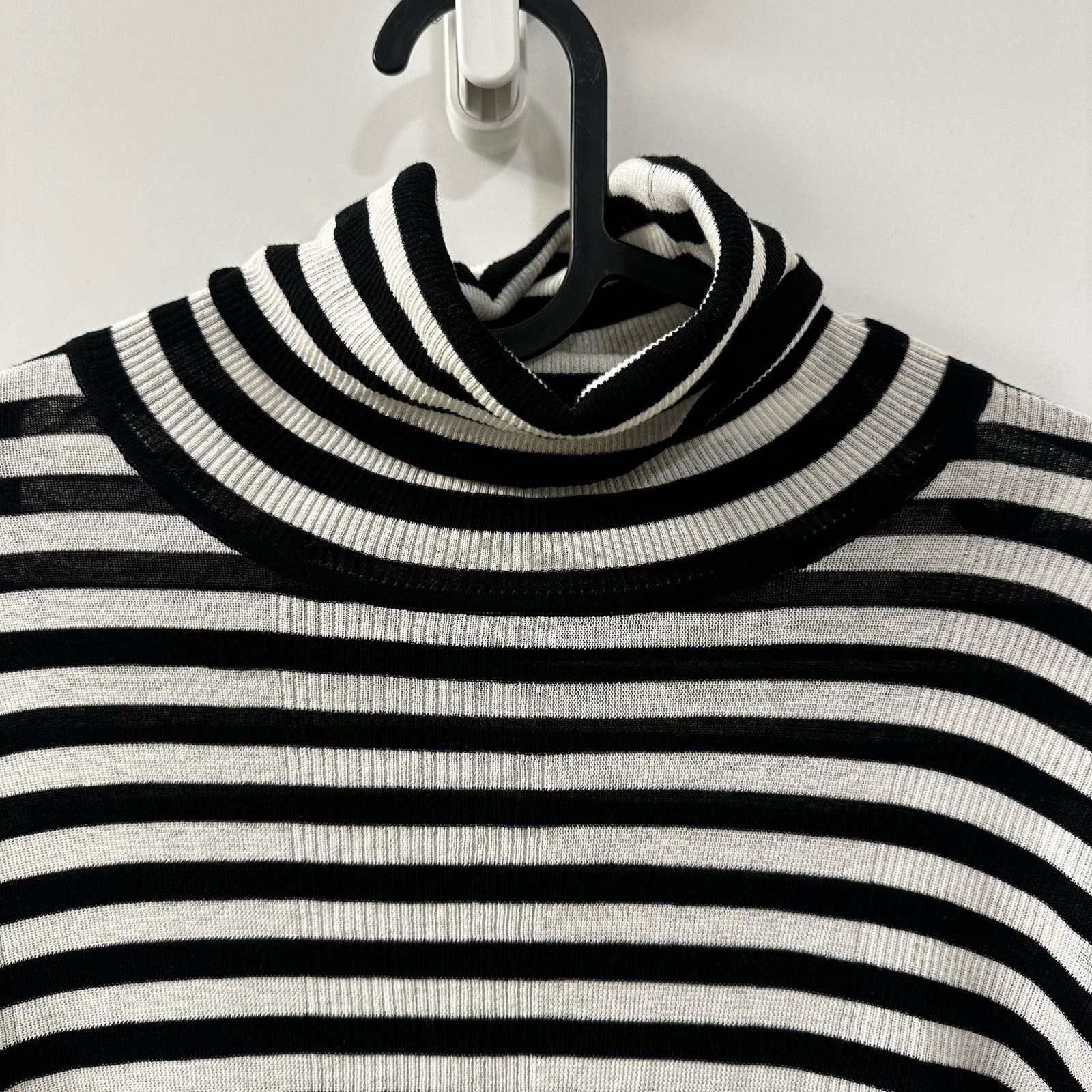 Saint Laurent Paris Classic Yves Saint Laurent Lightweight Turtleneck Sweater Size US L / EU 52-54 / 3 - 8 Thumbnail
