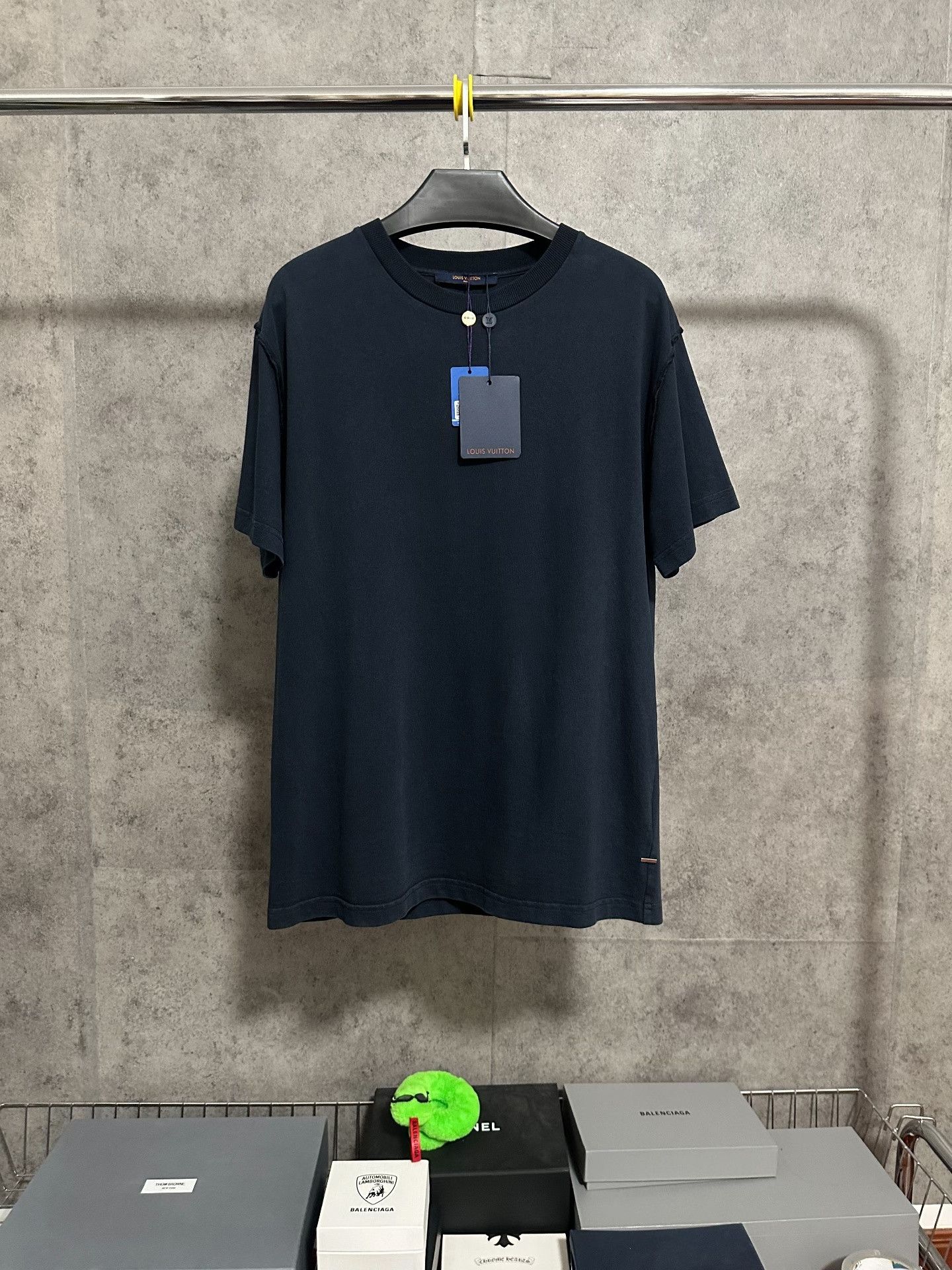 Louis Vuitton LV Logo Back Short Sleeve T-Shirt Size US S / EU 44-46 / 1 - 4 Thumbnail