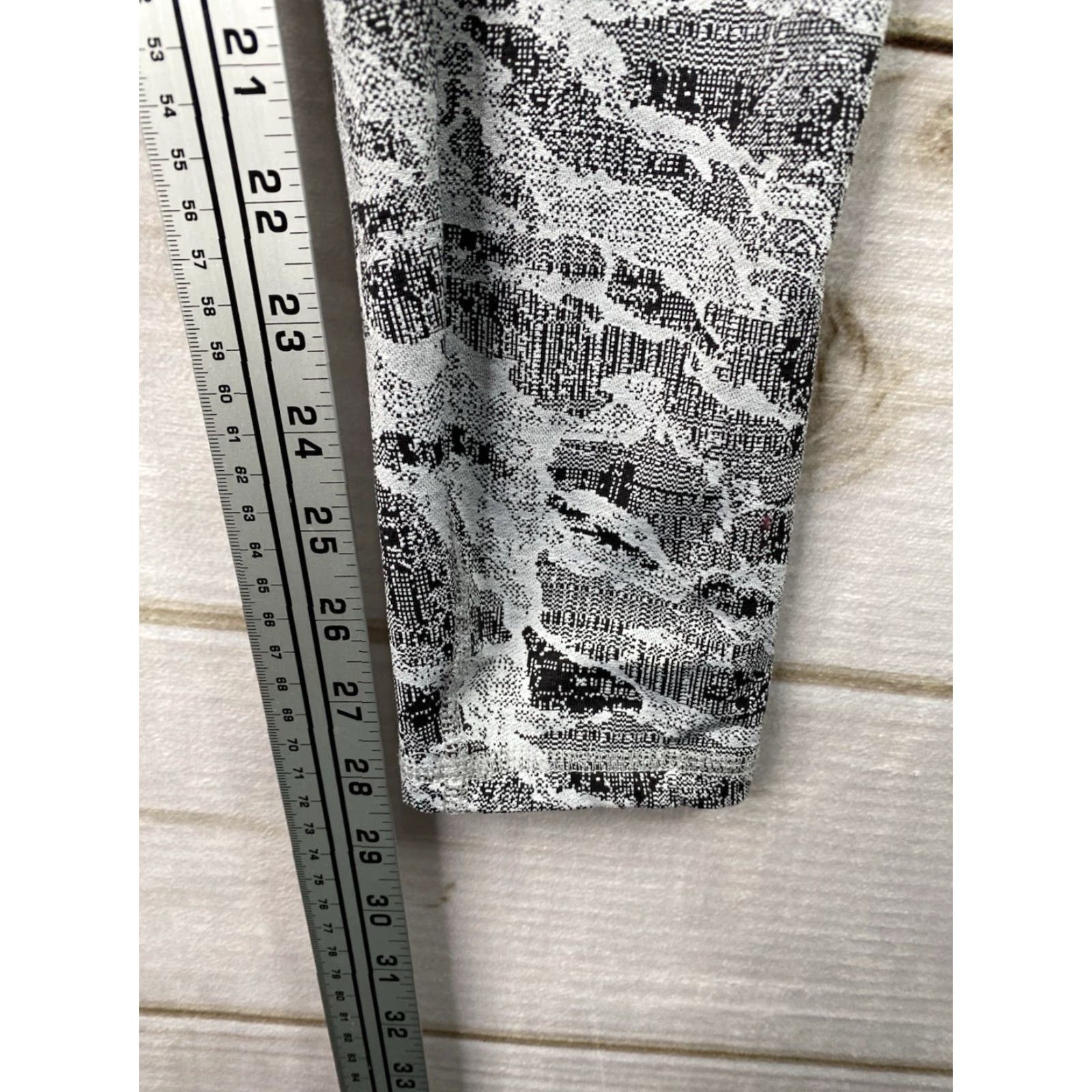 Spyder Spyder Leggings Womens M Black Digital Camo Abstract Athletic Yoga Run Capri 28in Inseam Pockets Stretch breathable Lightweight Size 32" / US 10 / IT 46 - 4 Thumbnail