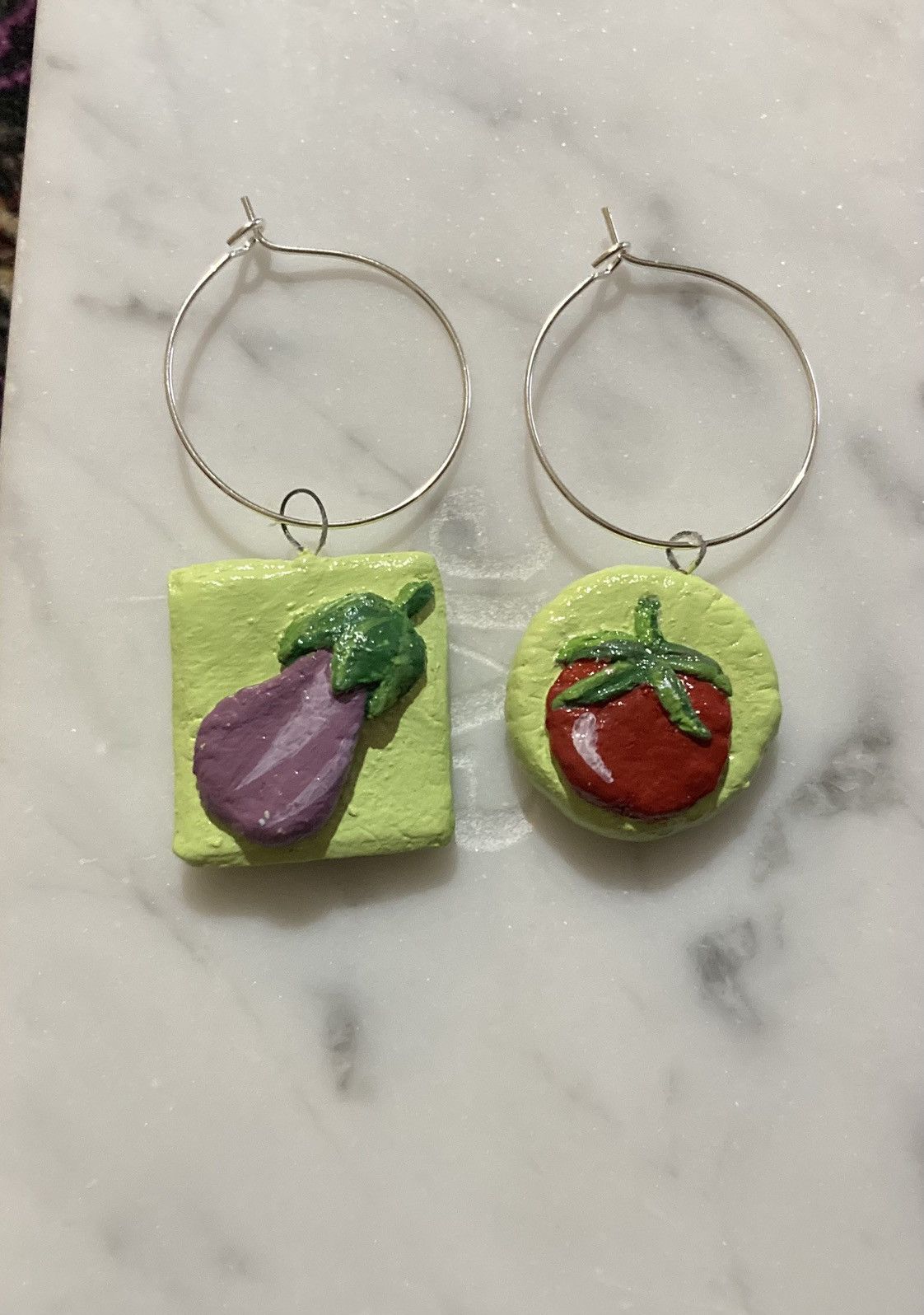 Other Tomato and eggplant mismatch earrings Size ONE SIZE - 1 Preview