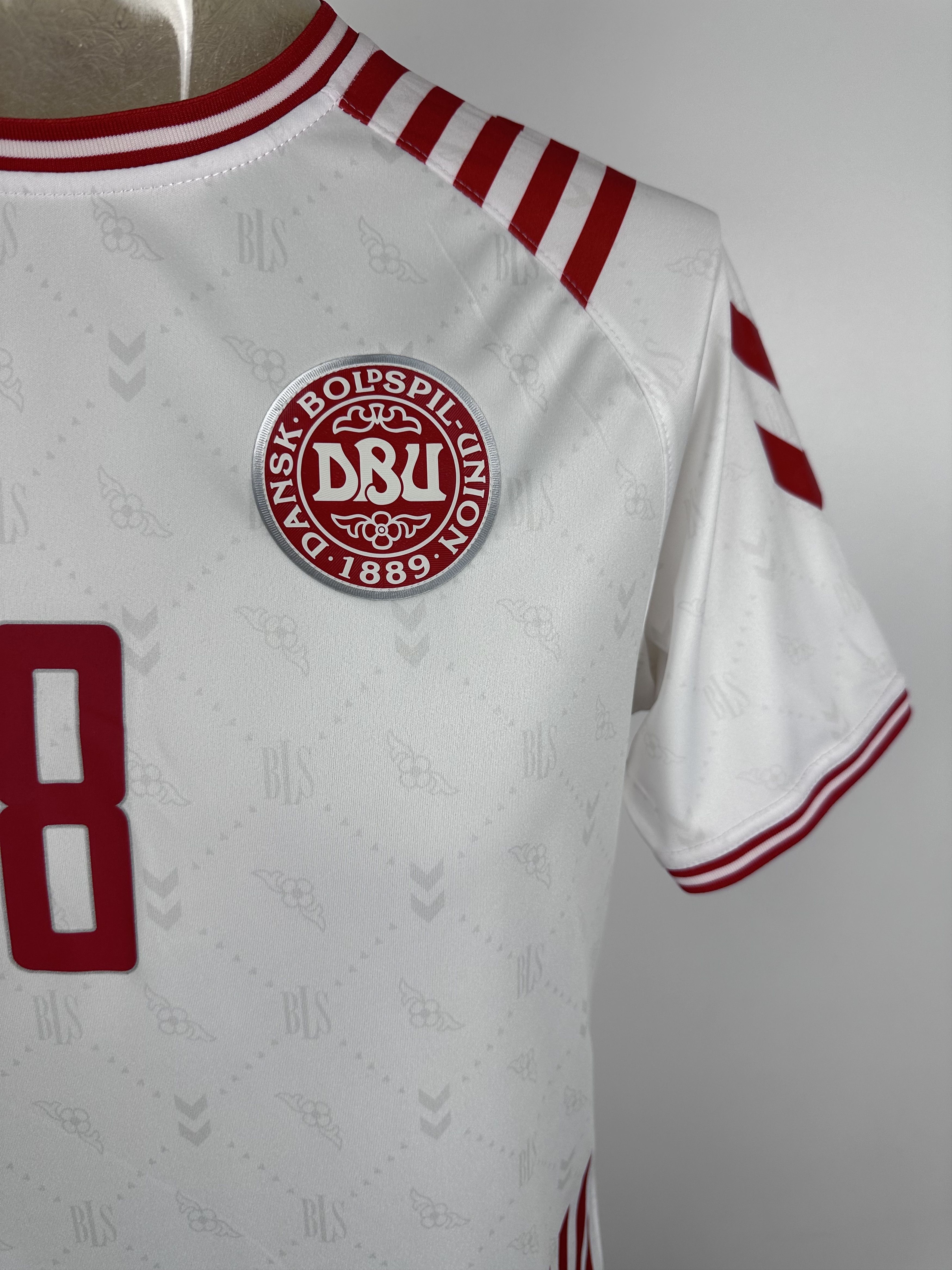 Hummel DENMARK 2022 SHIRT FOOTBALL SOCCER JERSEY HUMMEL #8 Delaney Size US S / EU 44-46 / 1 - 5 Thumbnail