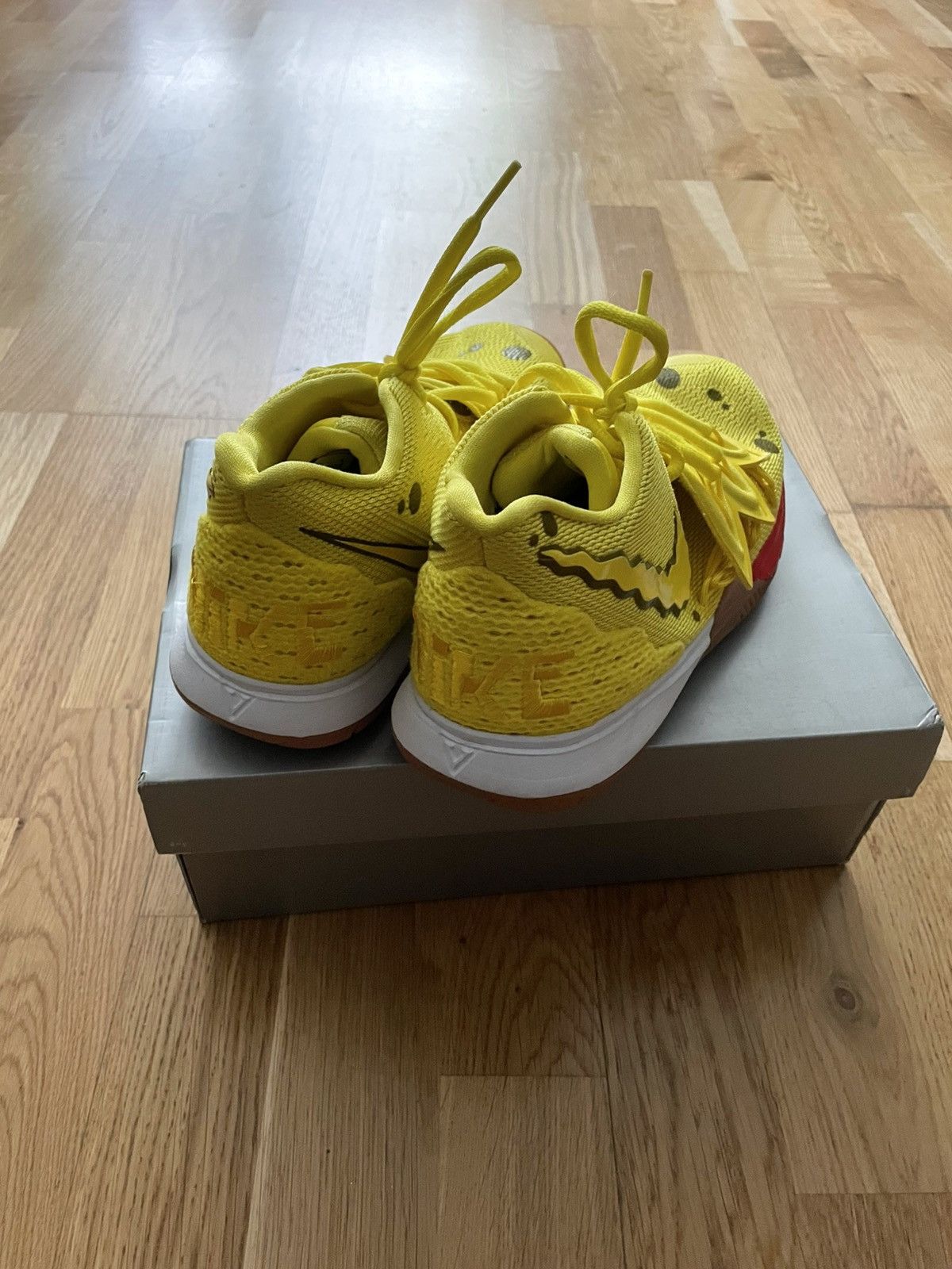 Nike SpongeBob Kyrie 5 Size US 6.5 / EU 39-40 - 2 Thumbnail