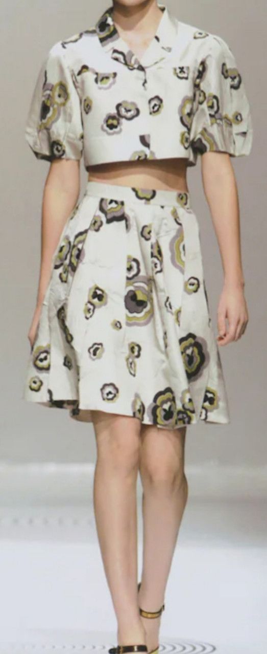 Miu Miu SS 2006 Flowers print beige midi skirt Size 28" / US 6 / IT 42 - 1 Thumbnail