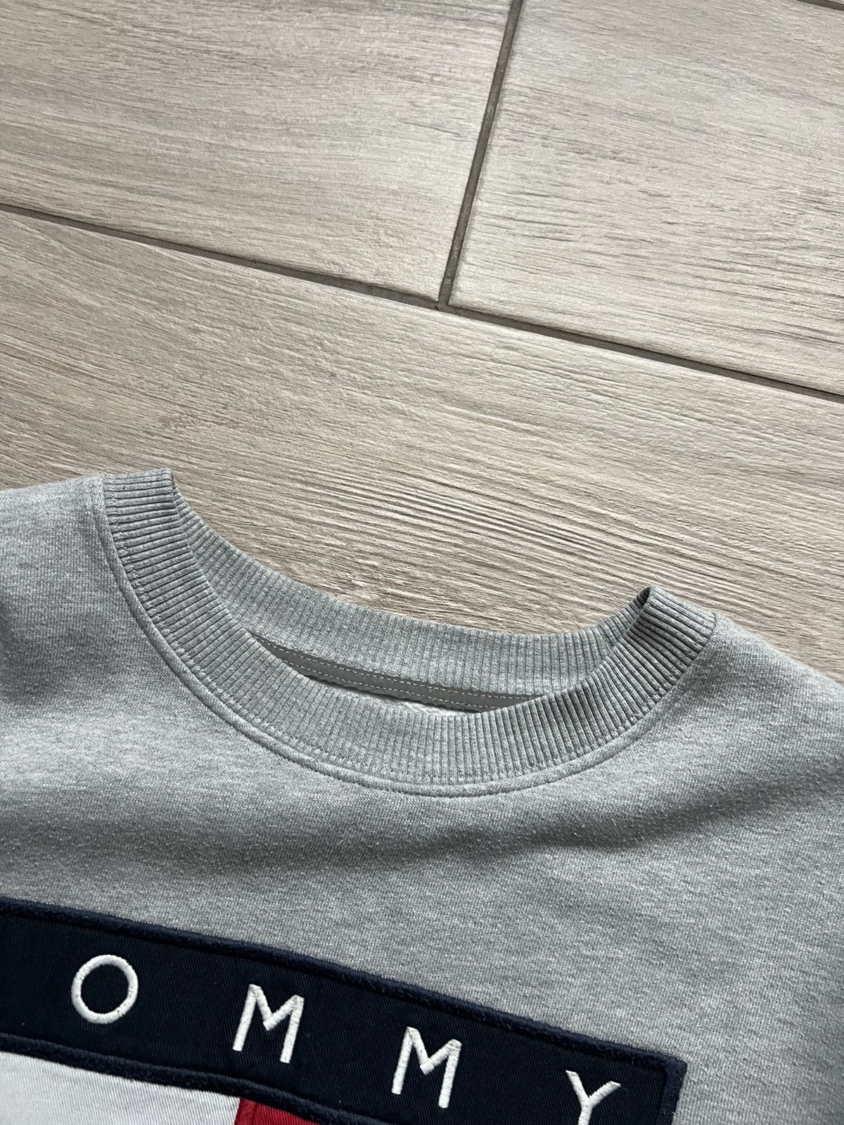 Tommy Hilfiger × Vintage Vintage Tommy Hilfiger Sweatshirt Big Logo Y2K 90s Size US M / EU 48-50 / 2 - 7 Thumbnail