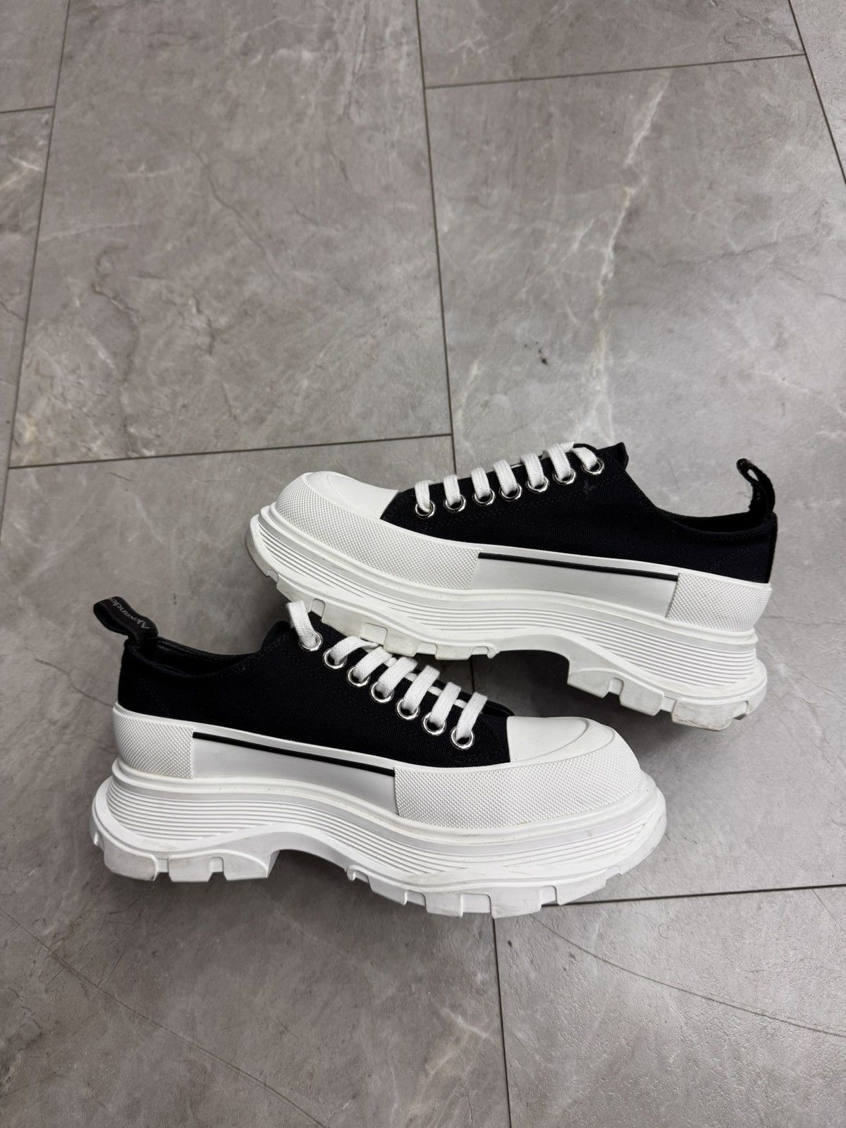 Alexander McQueen Alexander McQueen Tread Slick Low Lace Up Black Size US 7 / IT 37 - 2 Thumbnail