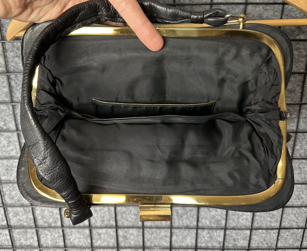 Genuine Leather Vintage 90s Y2K Genuine Leather Clasp Shoulder Bag Size OS Size ONE SIZE - 4 Thumbnail