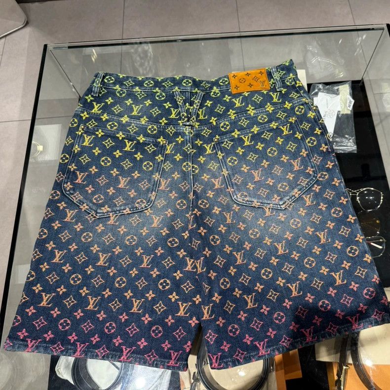 Louis Vuitton Louis Vuitton Color gradient full-print logo shorts 2505-Ne Size US 33 - 2 Thumbnail