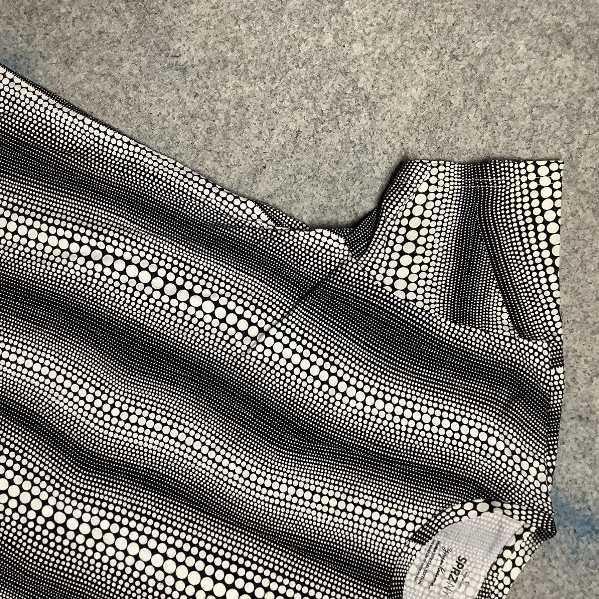 MoMA × Uniqlo × Yayoi Kusama Rare! Uniqlo x Yayoi Kusama x MOMA Abstract Size US S / EU 44-46 / 1 - 4 Thumbnail