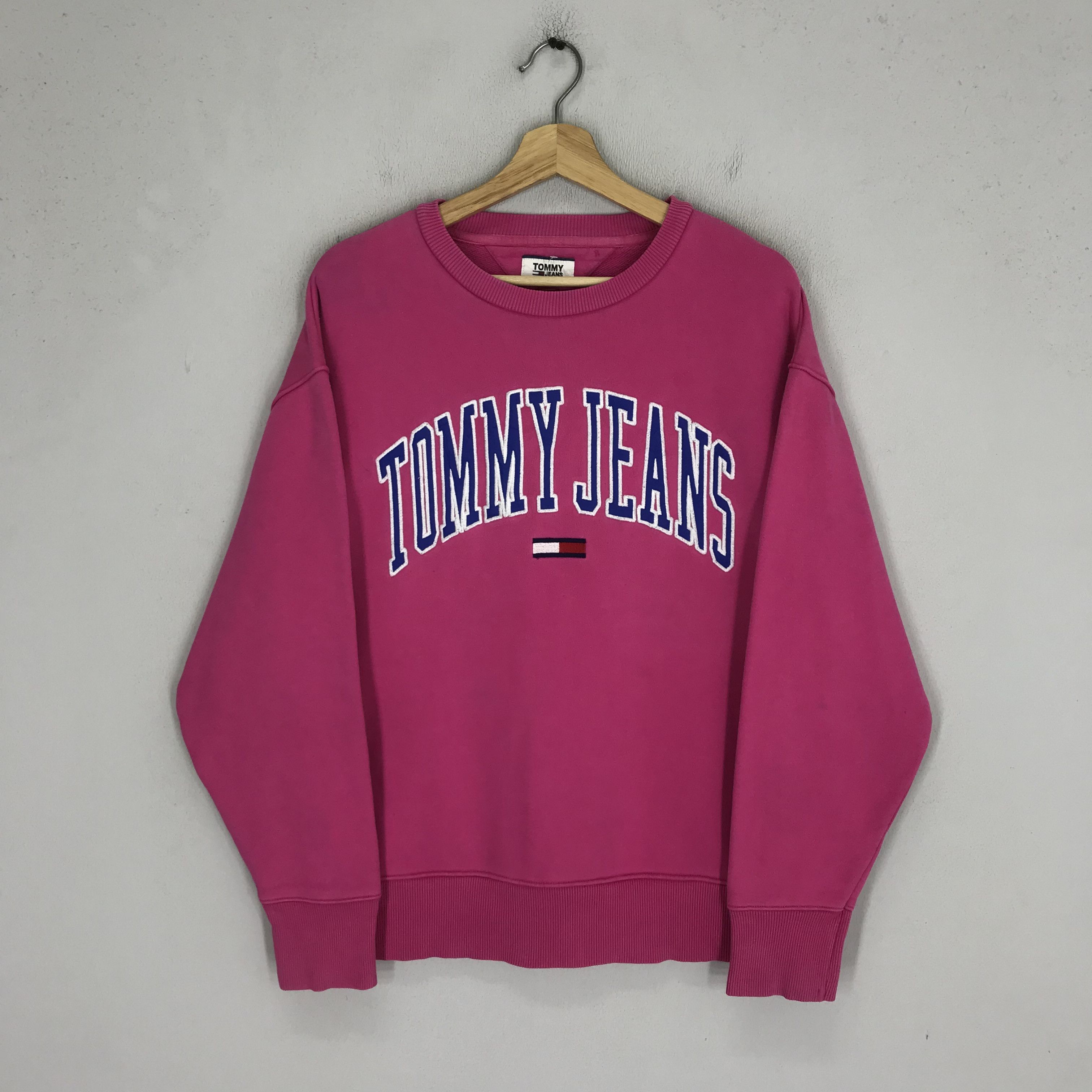 Tommy Hilfiger Vintage Tommy Hilfiger Pink Sweatshirt Large - 351 Size US L / EU 52-54 / 3 - 1 Thumbnail
