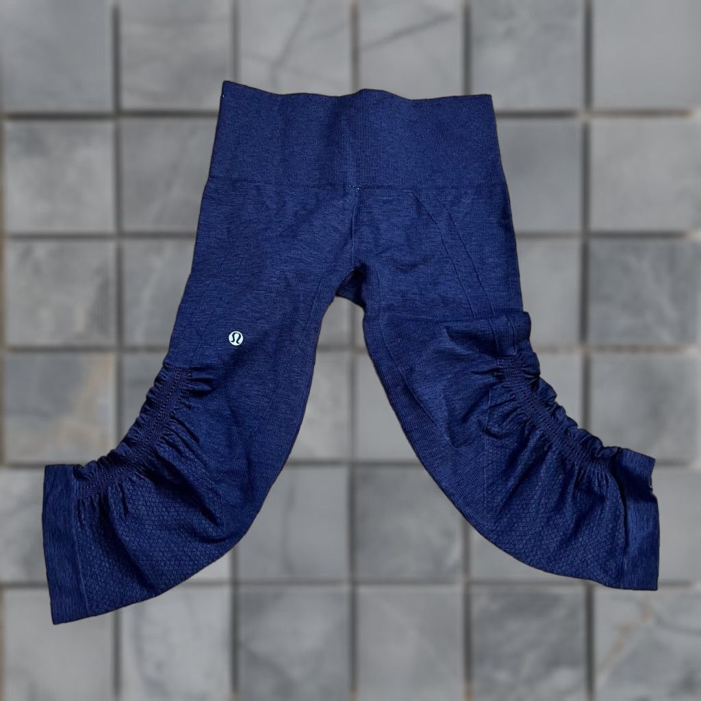 Lululemon Lululemon Legging Womens 2 Flow Crop Capri Ruched Sides No Size Tag Purple Regular Size 2 Womens Leggings Capri 90s? Size 26" / US 2 / IT 38 - 1 Thumbnail