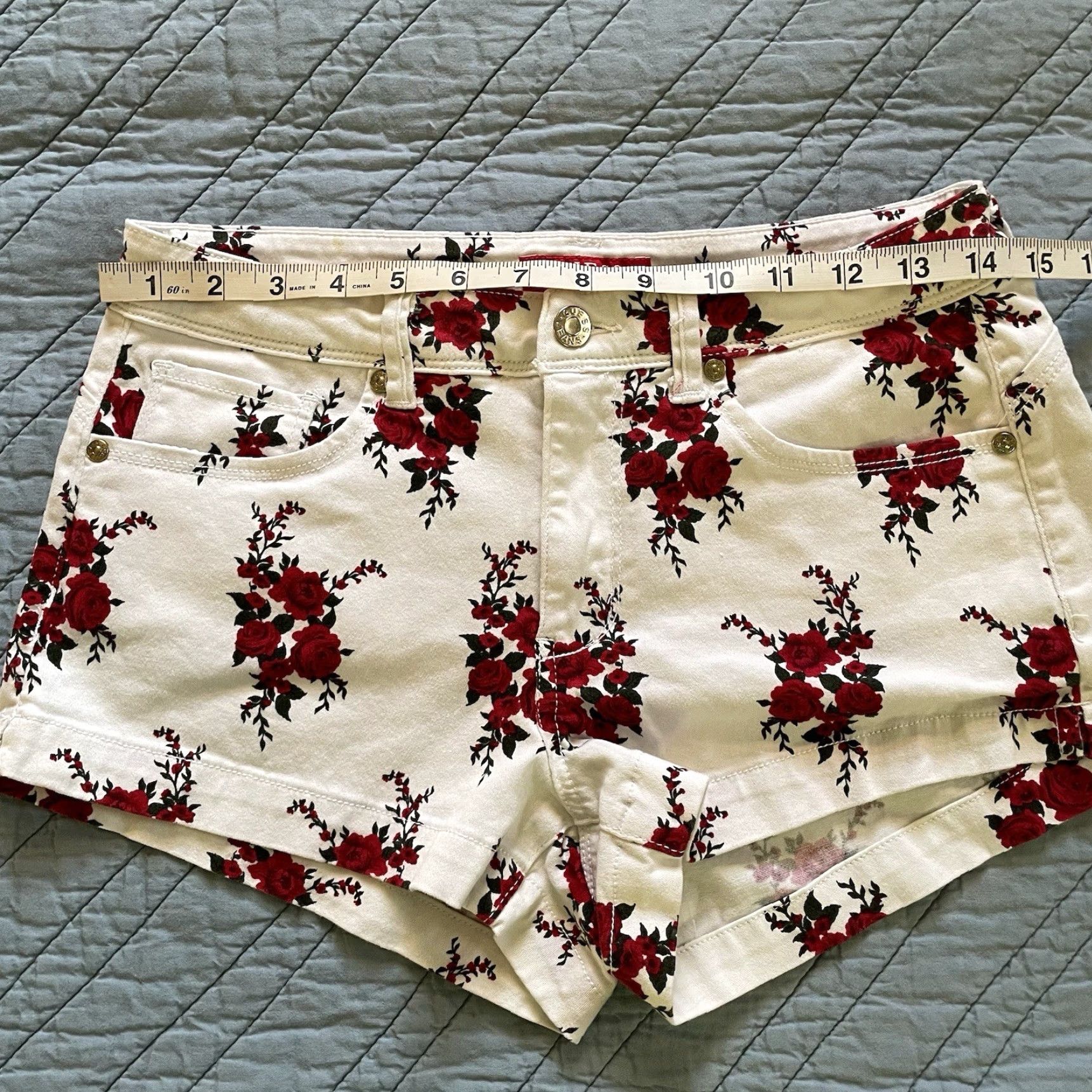 Guess VINTAGE Guess Los Angeles White Denim Red Roses Floral Shorts Stretch Size 27 Cute Size 27" / US 4 / IT 40 - 5 Thumbnail