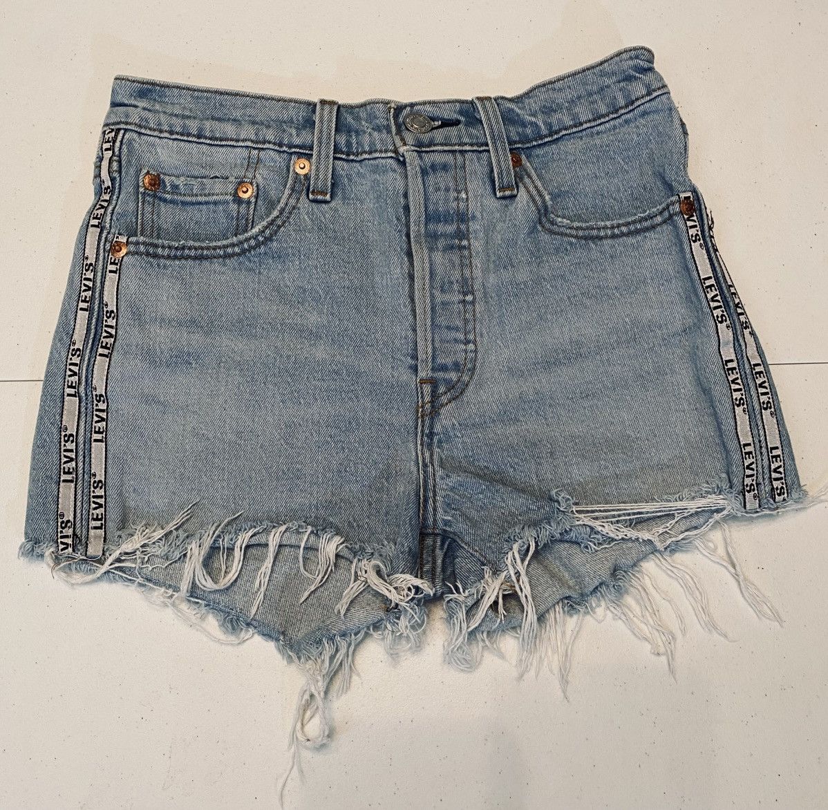 Levi's Levi's Spellout Logo Side Ribbon 501 High Rise Cut Offs 25 Size 25" / US 0 / IT 36 - 1 Thumbnail