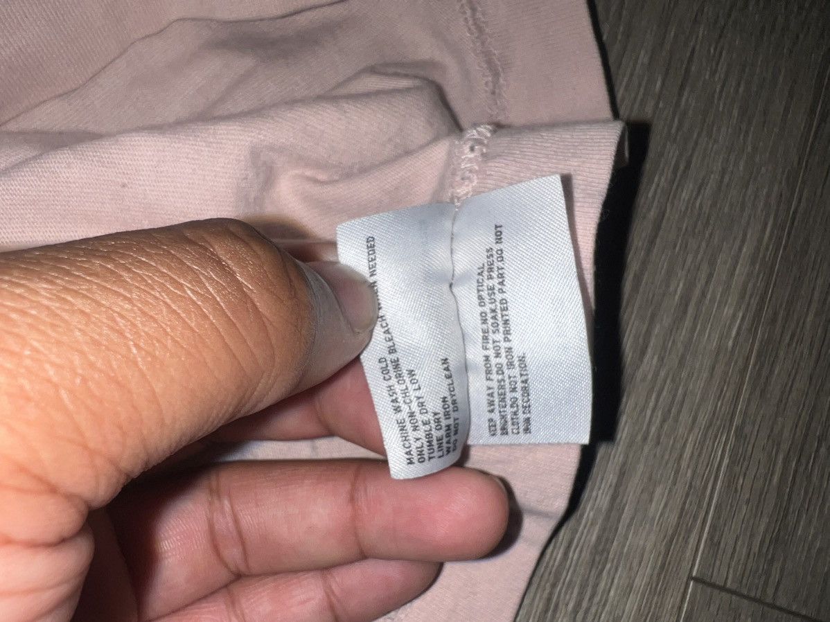 Kaws × Uniqlo Kaws x Uniqlo 2019 Collab Size US L / EU 52-54 / 3 - 3 Thumbnail