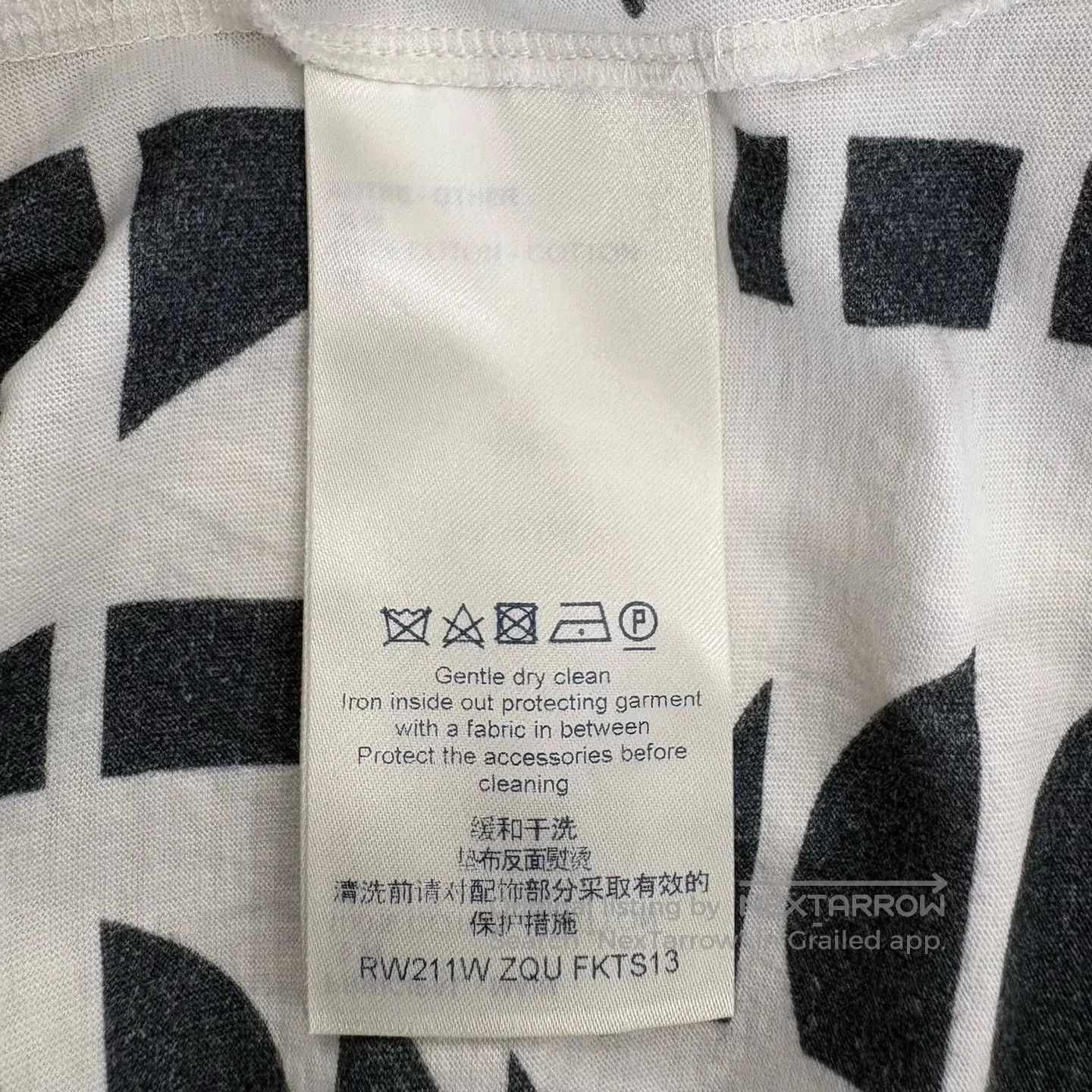 Louis Vuitton Louis Vuitton Large logo chain-print short-sleeve T-shirt Size US S / EU 44-46 / 1 - 4 Thumbnail