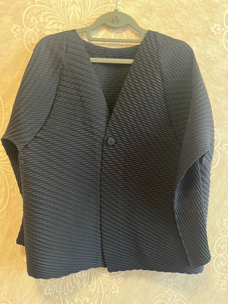 Issey Miyake size:2 Black small fish-scale coat