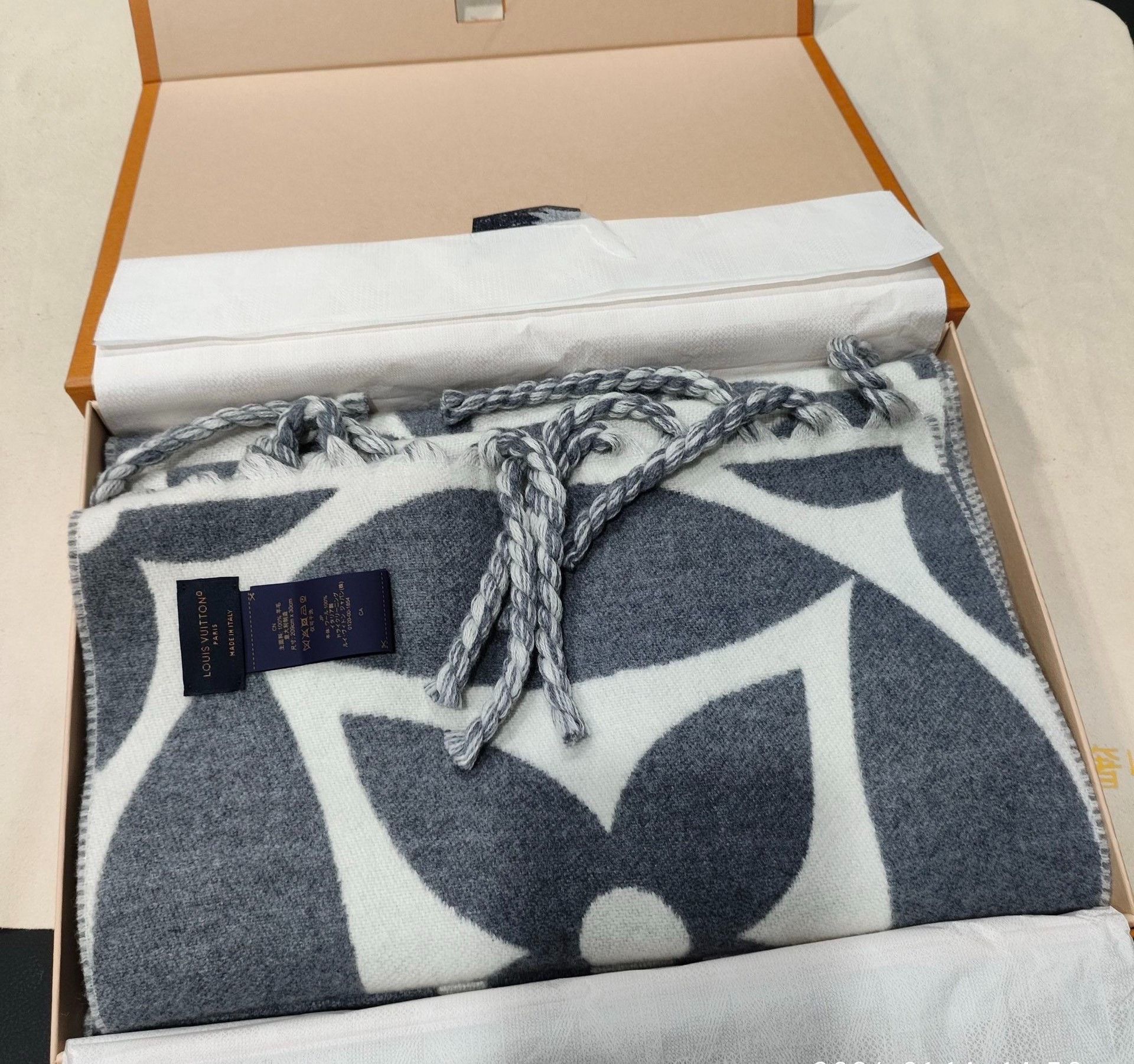 Louis Vuitton Louis Vuitton White Scarf 30 Men Size ONE SIZE - 1 Thumbnail
