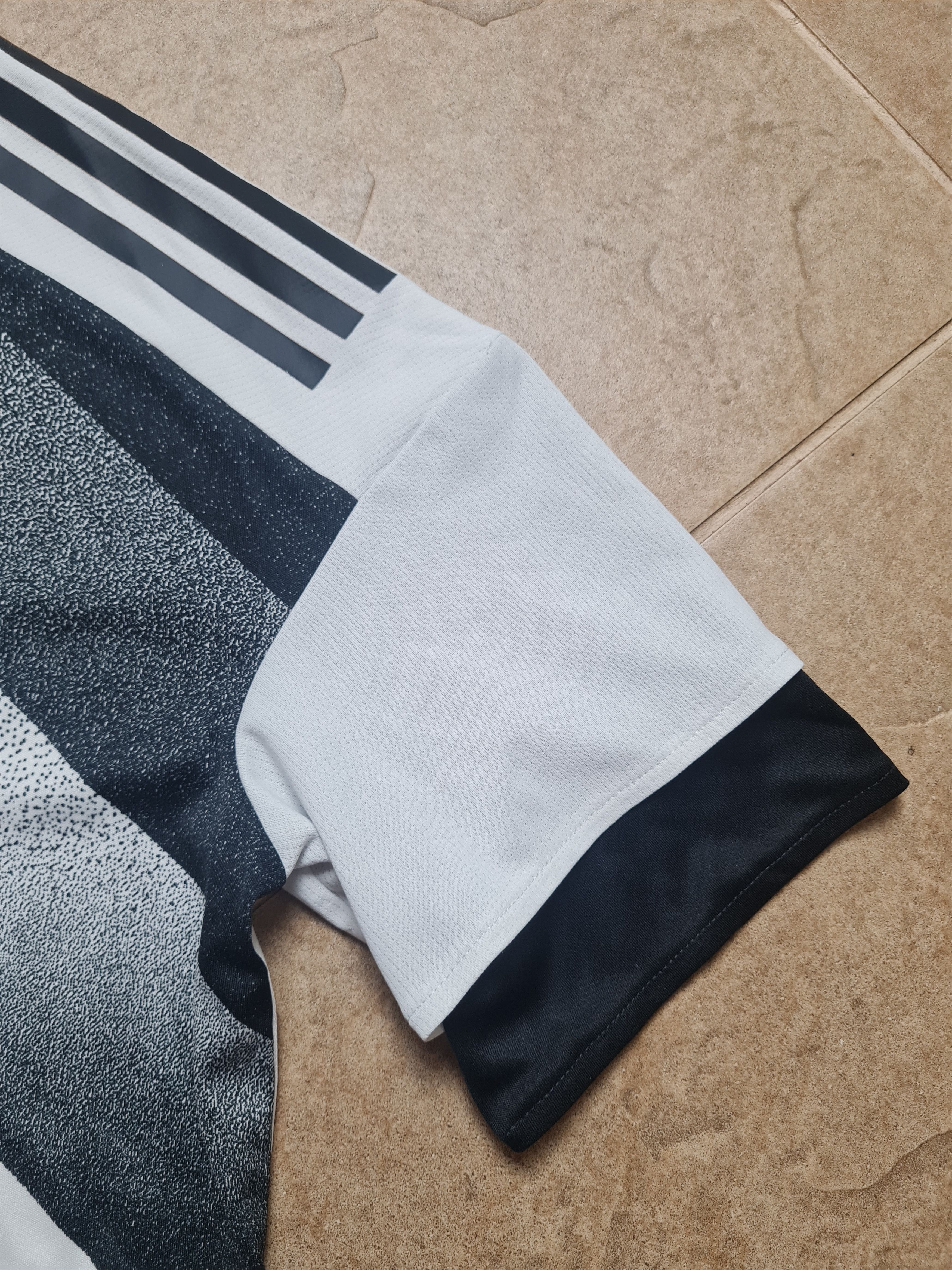 Adidas Football Jersey Adidas Juventus Soccer Shirt Vintage Size US S / EU 44-46 / 1 - 16 Thumbnail
