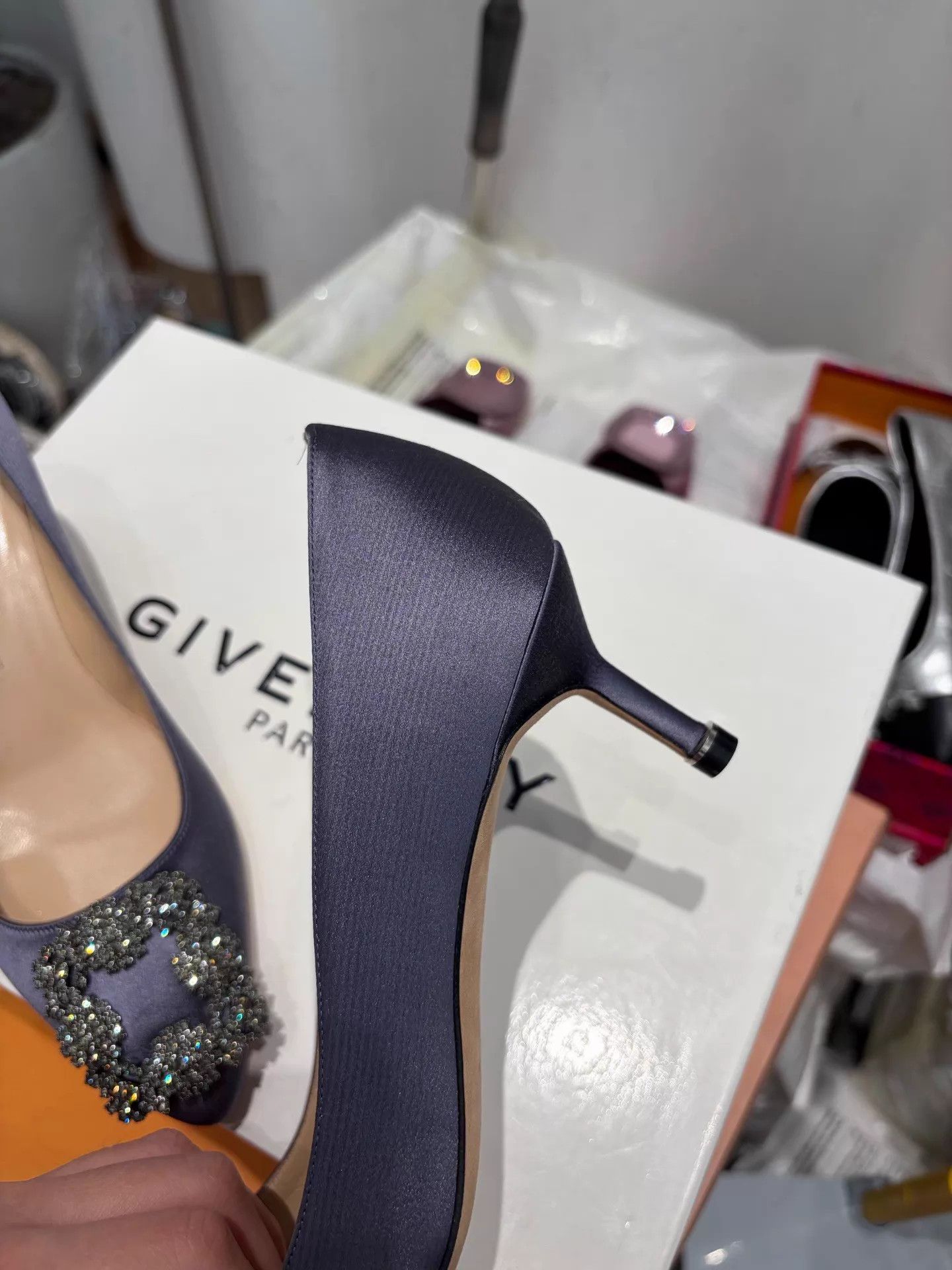 Manolo Blahnik MB Classic Mist Purple Crystal Buckle Pumps 37 New Size US 6.5 / IT 36.5 - 4 Thumbnail