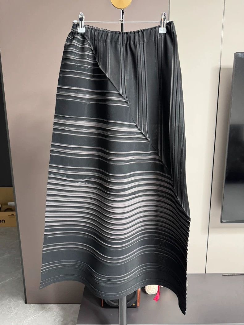 Issey Miyake Issey Miyake size:2 Black fashionable pleated skirt Size 22" - 1 Thumbnail