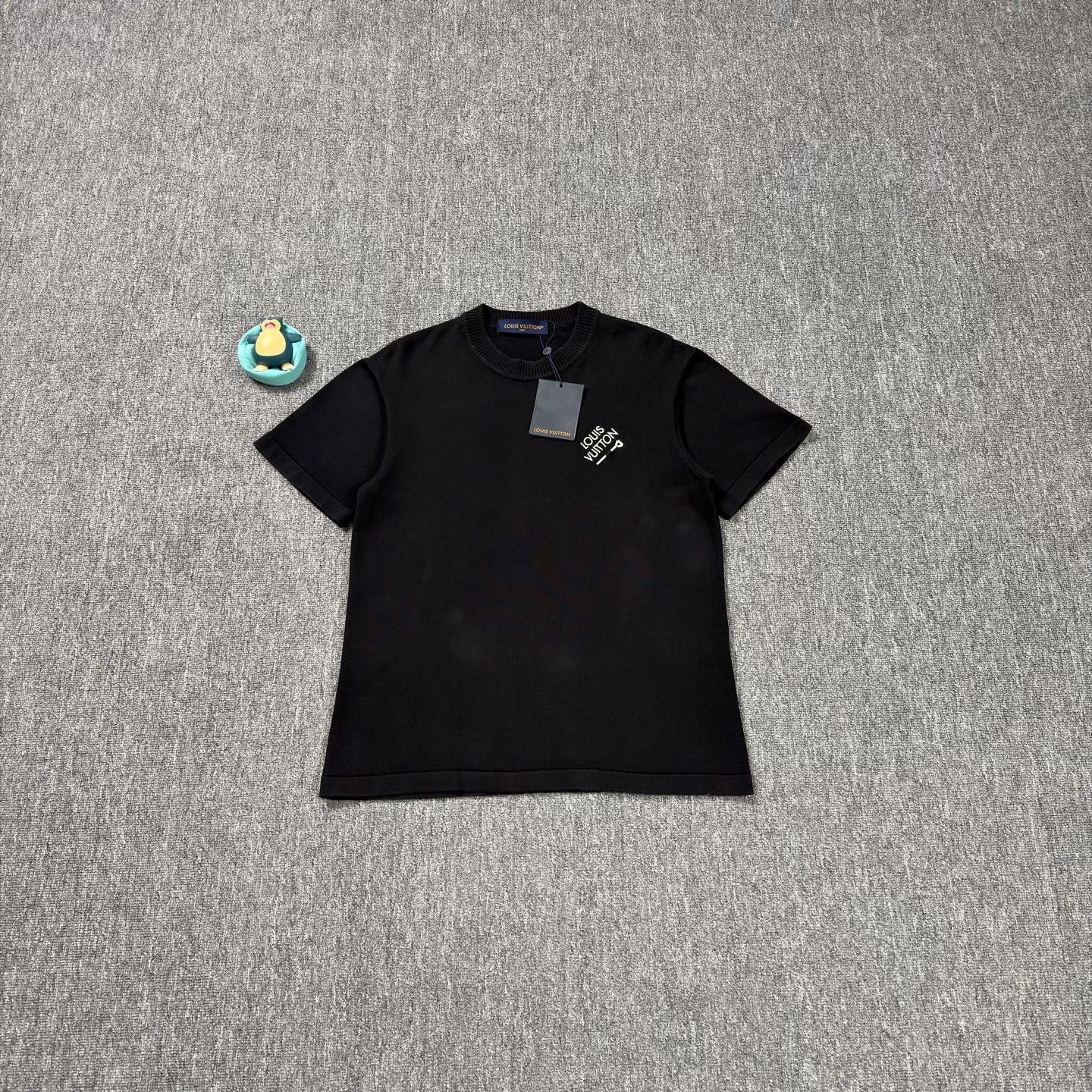 Louis Vuitton LV Black Pin Logo Embroidered Short-Sleeve XS Size US XS / EU 42 / 0 - 1 Thumbnail